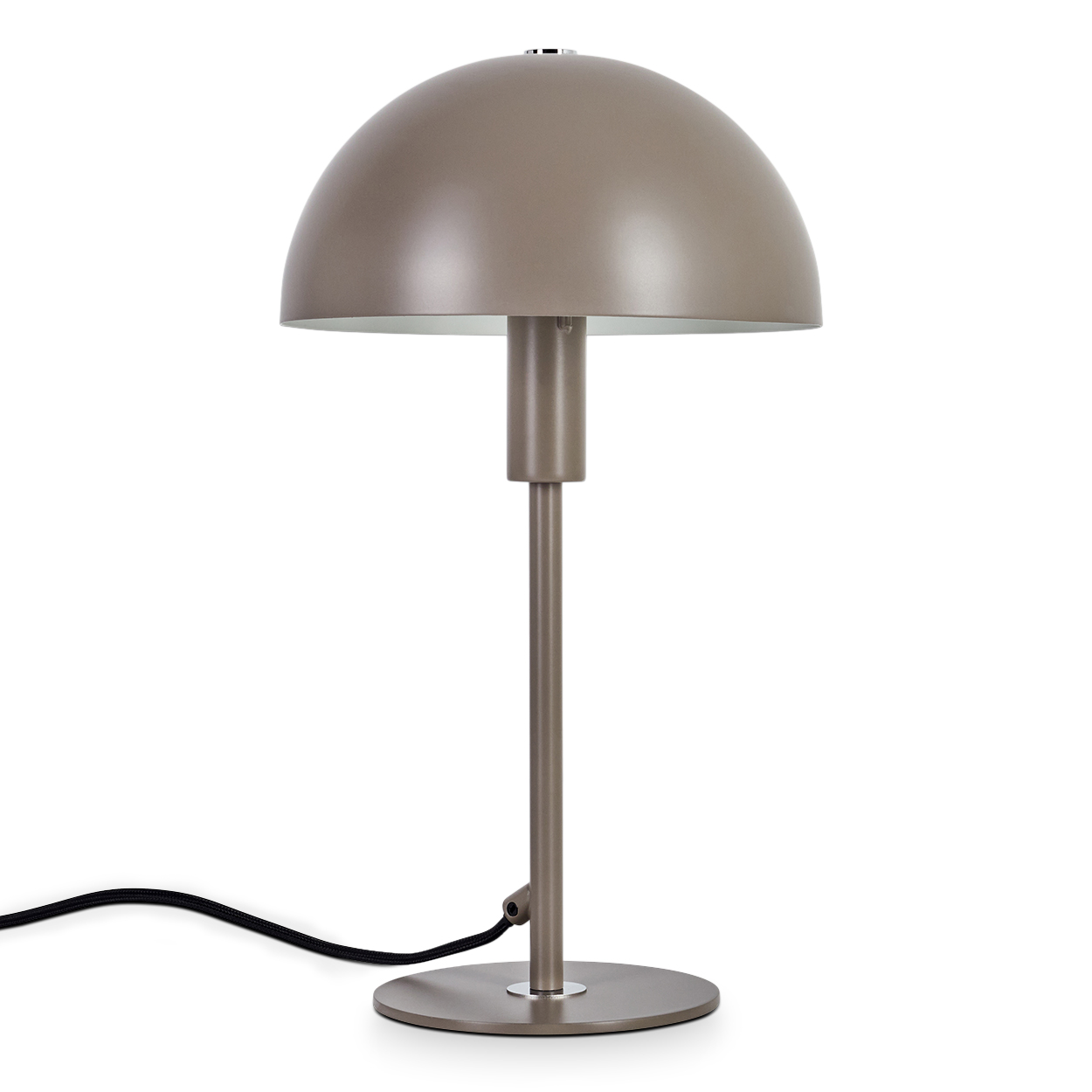 Eine moderne, taupefarbene Schreibtischlampe. Sie hat einen runden Fuß, einen schlanken Stiel und einen halbkugelförmigen Schirm. Ein schwarzes Kabel erstreckt sich vom Fuß.