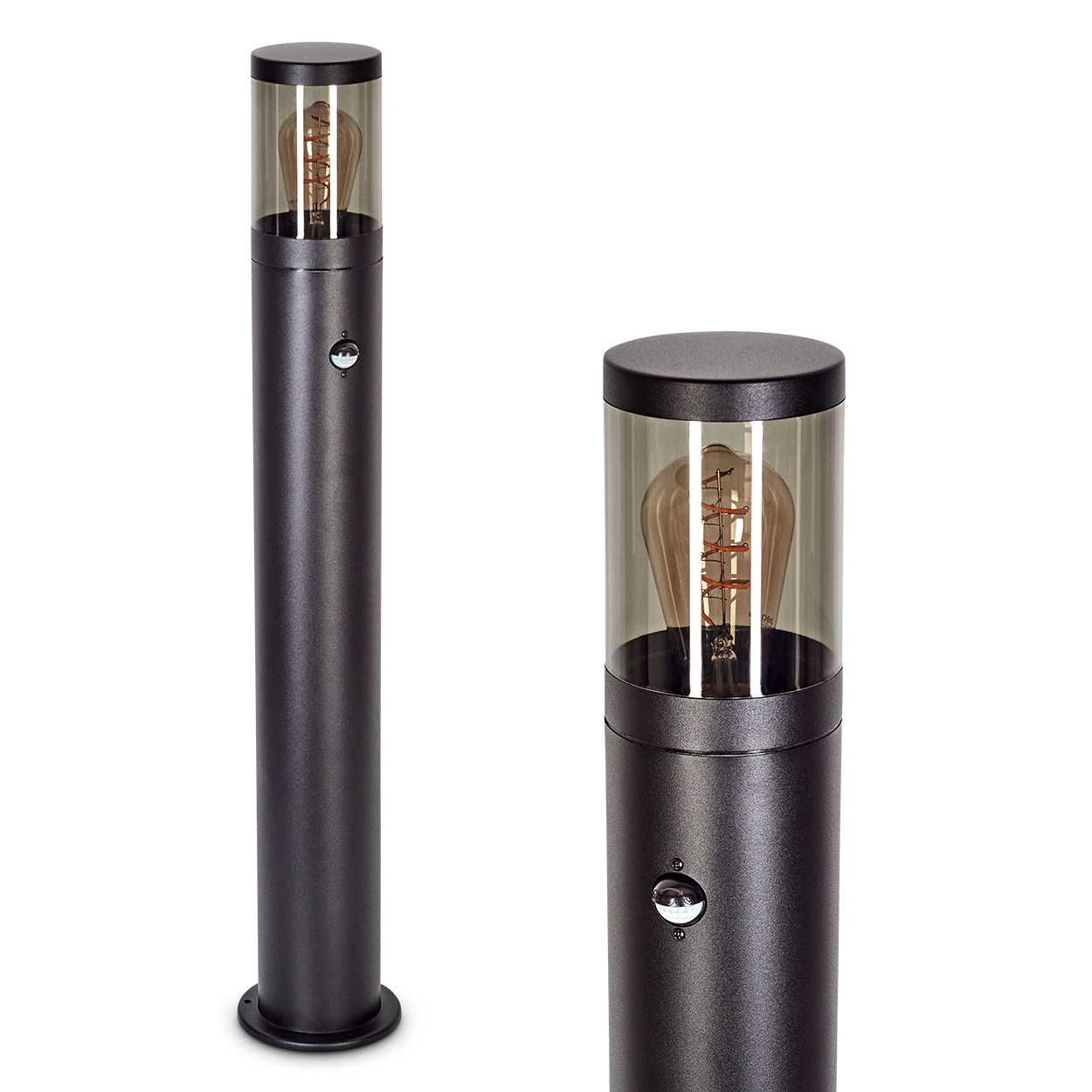 Zwei schwarze, zylindrische Außenlampen. Jede hat eine Glühbirne in einer durchscheinenden Abdeckung. Eine Lampe ist höher, die andere ist eine Nahaufnahme.