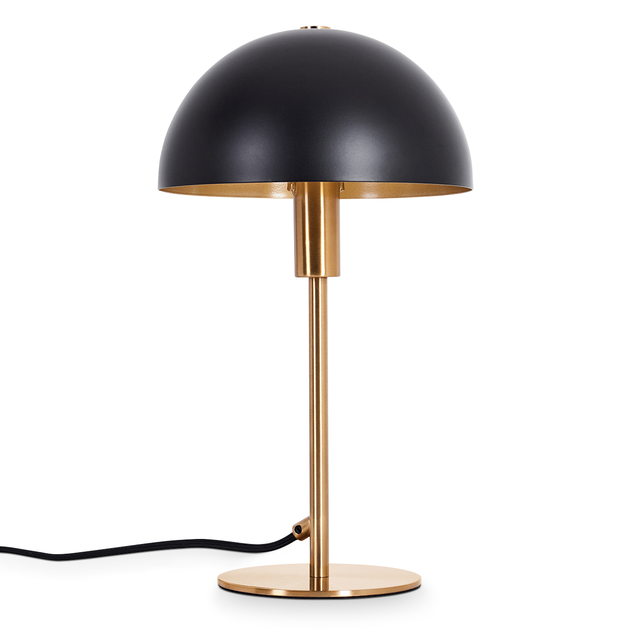 Eine moderne Tischlampe mit schwarzem Kuppel-Schirm und goldfarbenem Fuß und Stiel. Ein schwarzes Kabel geht vom Fuß aus.