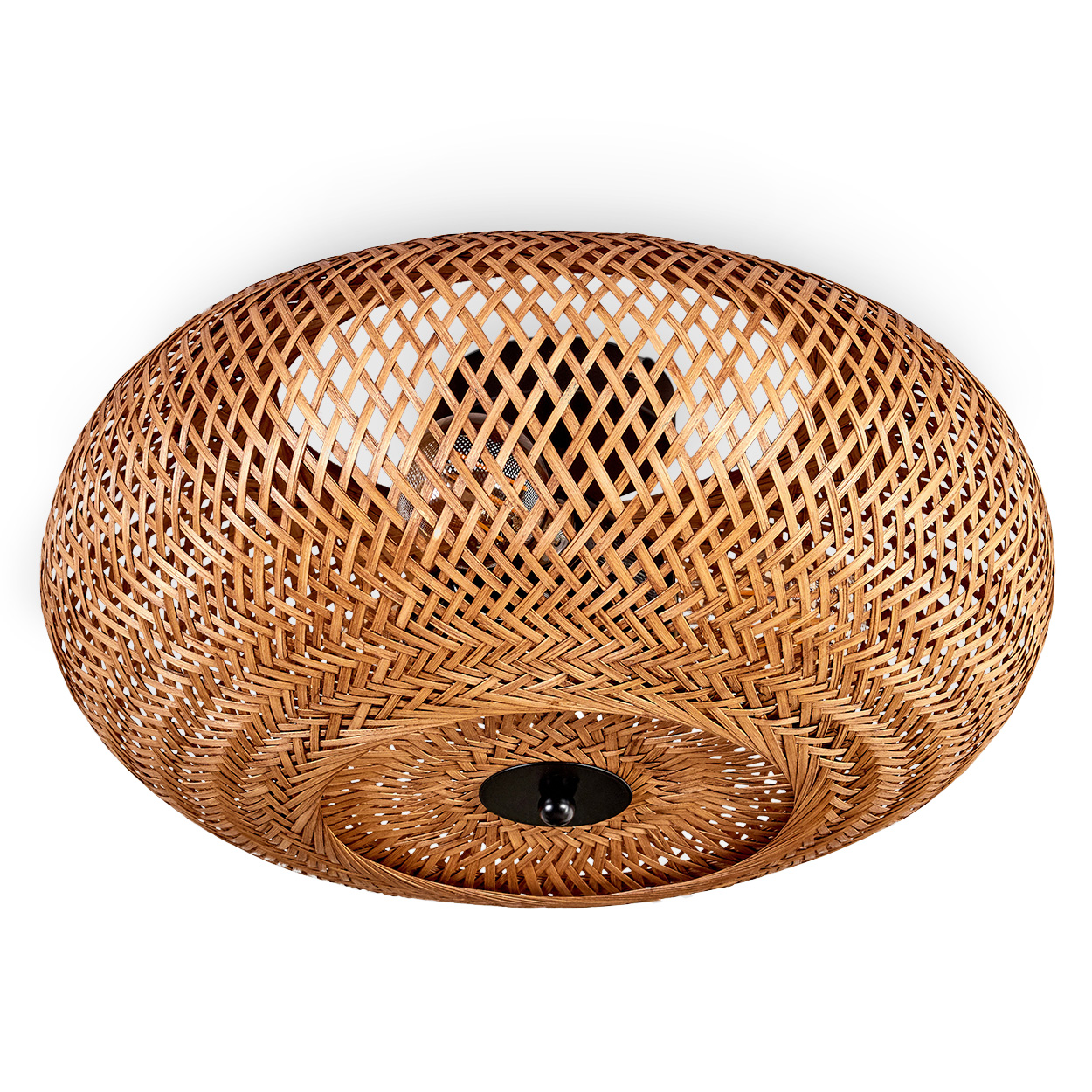 Eine Deckenlampe aus geflochtenem Rattan. Die Lampe ist oval geformt, mit einem Gittermuster und einer schwarzen, kreisförmigen Basis.