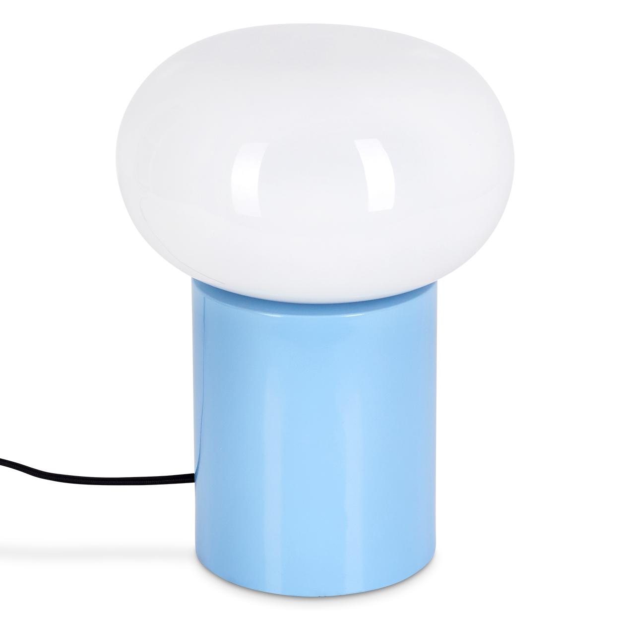 Eine moderne Lampe mit einem weißen, kugelförmigen Schirm auf einem hellblau zylindrischen Sockel. Ein schwarzes Kabel geht vom Sockel aus.