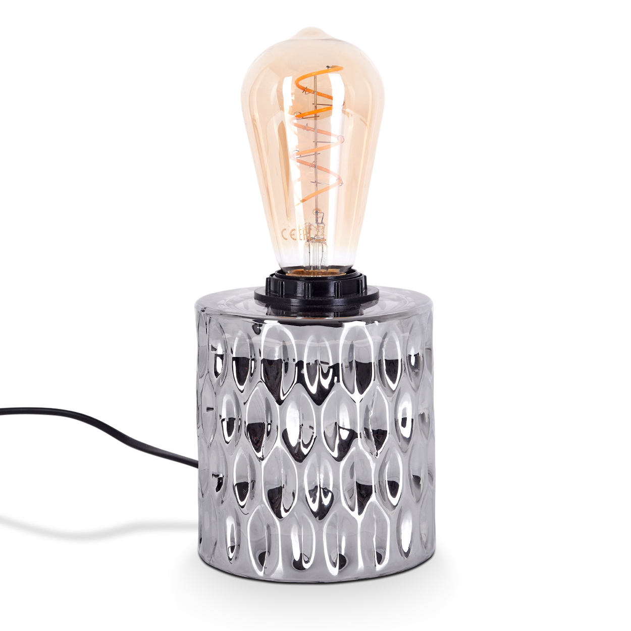 Eine Chromlampe mit dekorativem Sockel und einer großen, tropfenförmigen Glühbirne.