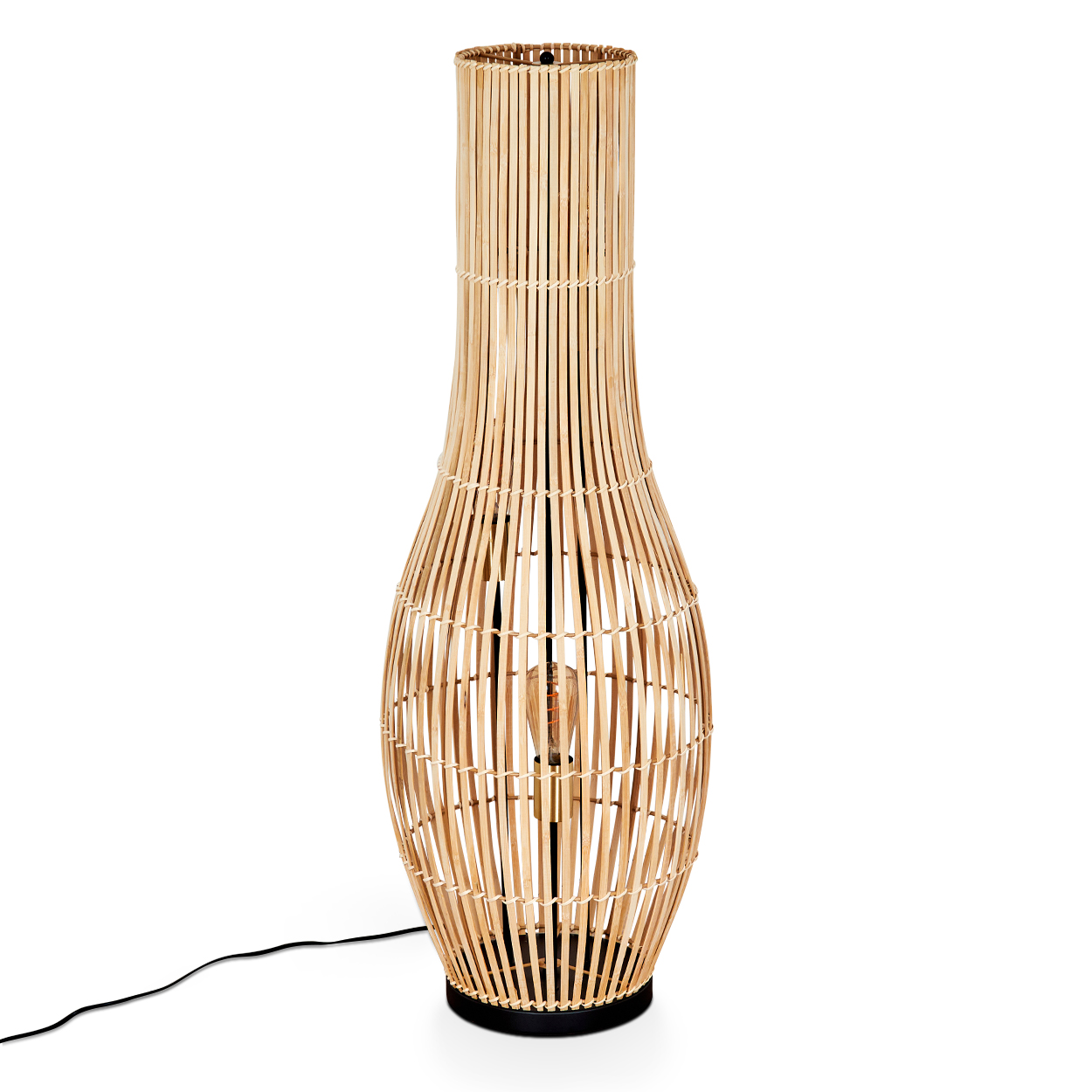 Eine hohe Stehlampe aus gewebtem Bambus. Sie hat eine Sanduhrform, mit einer sichtbaren Glühbirne im Inneren. Ein schwarzes Kabel verläuft vom Fuß.