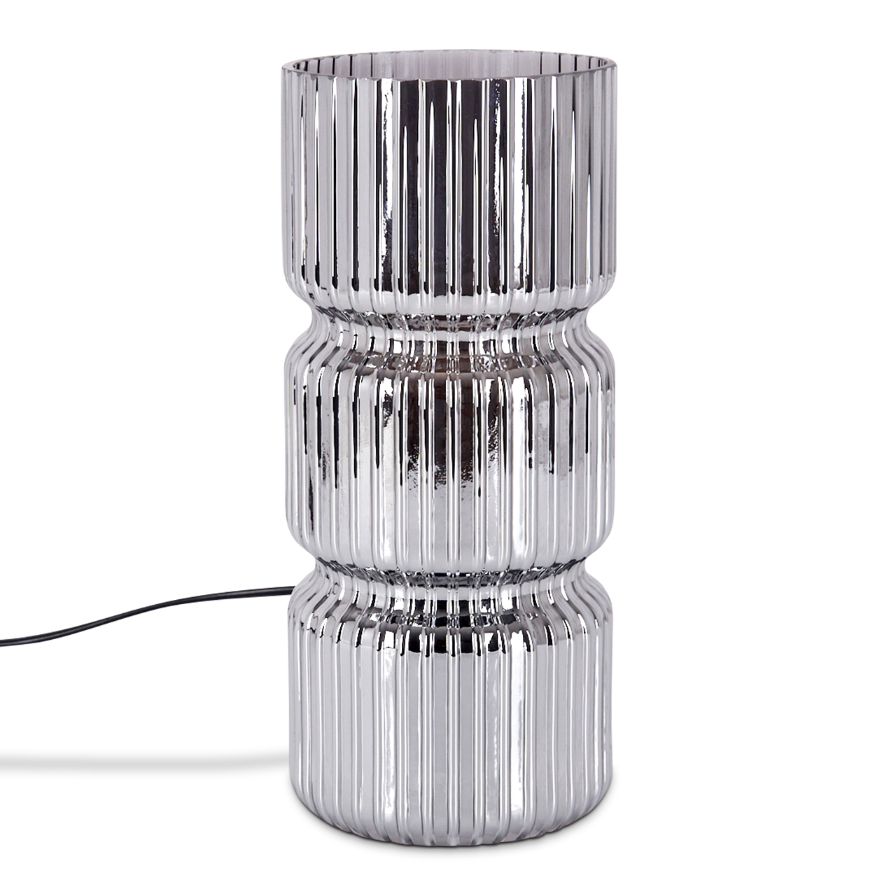 Eine glänzende, silberne Lampe mit vertikalen Linien. Sie hat eine zylindrische Form mit drei gestapelten Abschnitten. Ein schwarzes Kabel erstreckt sich vom Sockel.