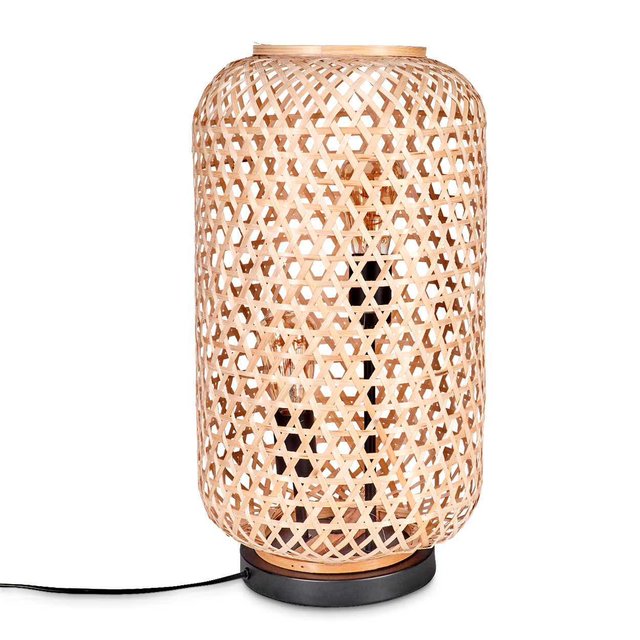 Eine zylindrische Bambuslampe mit gewebtem Muster. Sie hat einen Holzsockel und ein schwarzes Netzkabel vor weißem Hintergrund.
