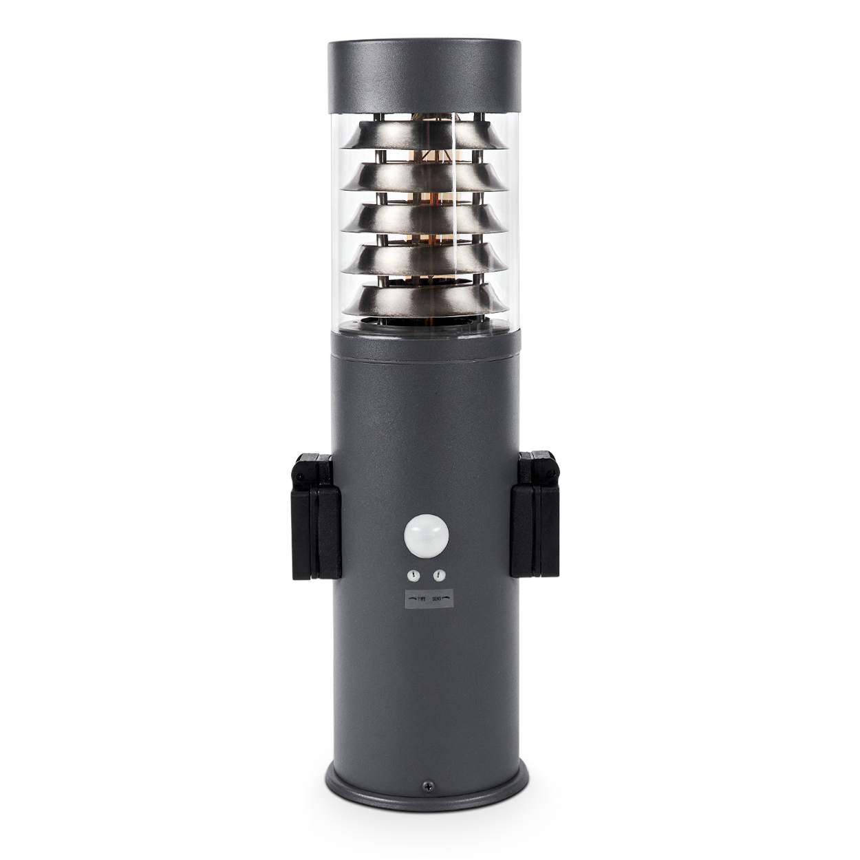 Eine graue zylindrische Außenlampe mit einem mehrschichtigen Oberteil. Sie hat einen Bewegungssensor und Bedientasten. Die Lampe steht auf weißem Hintergrund.