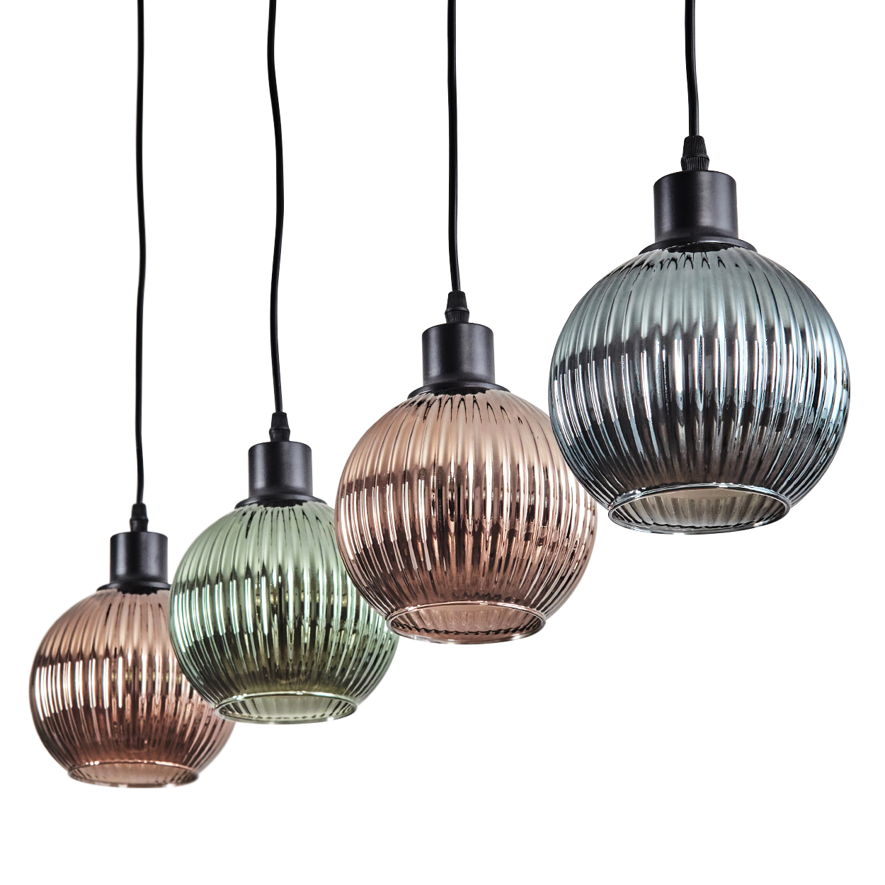 Vier Glas-Pendelleuchten in verschiedenen Farben: Kupfer, Grün, Rosa und Grau. Schwarze Kabel und Armaturen auf weißem Grund.