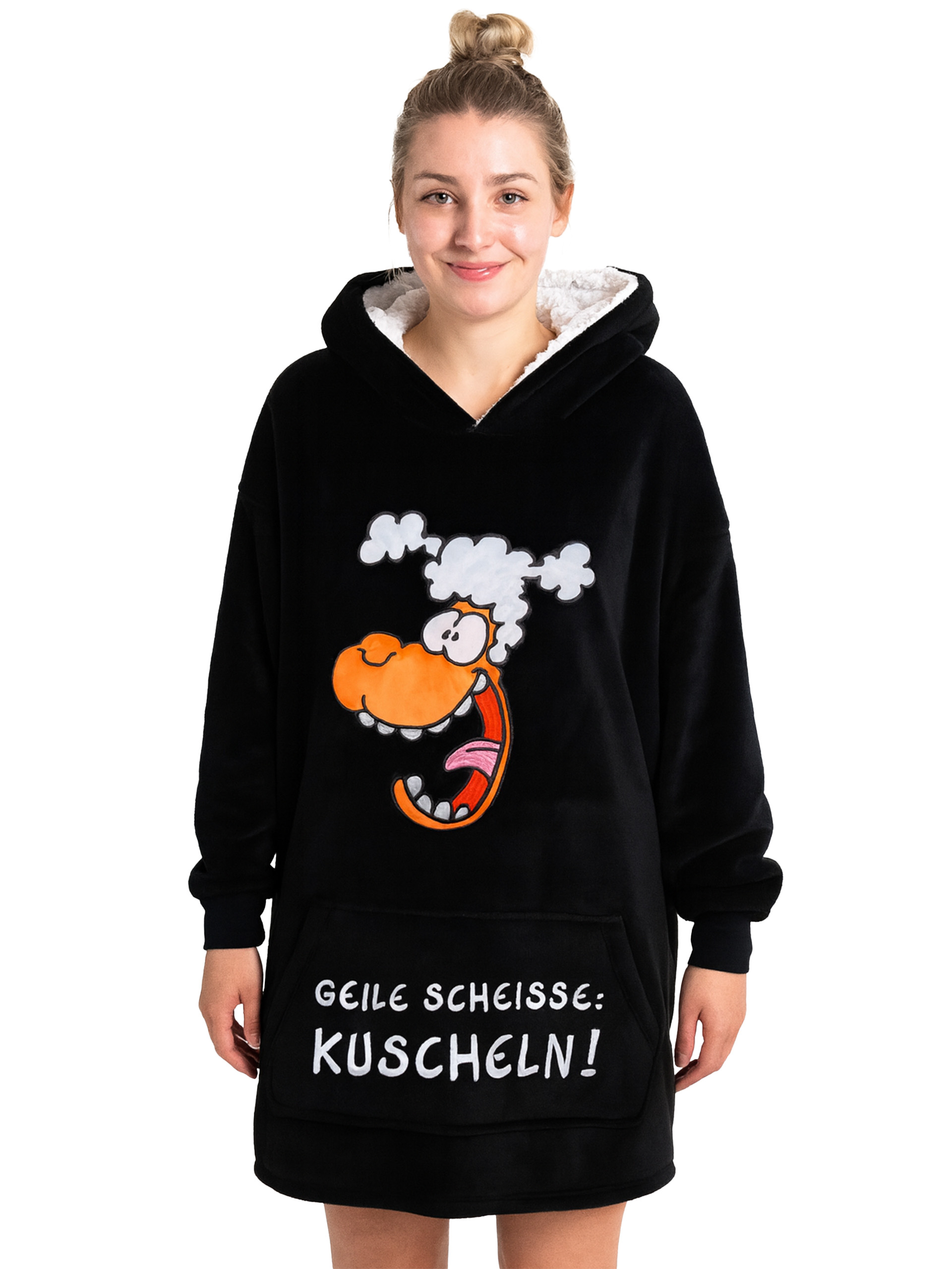Frau in schwarzem Hoodie mit Cartoon-Gesicht, Text 'GEILE SCHEISSE: KUSCHELN!'. Sie lächelt. Weißer Hintergrund.