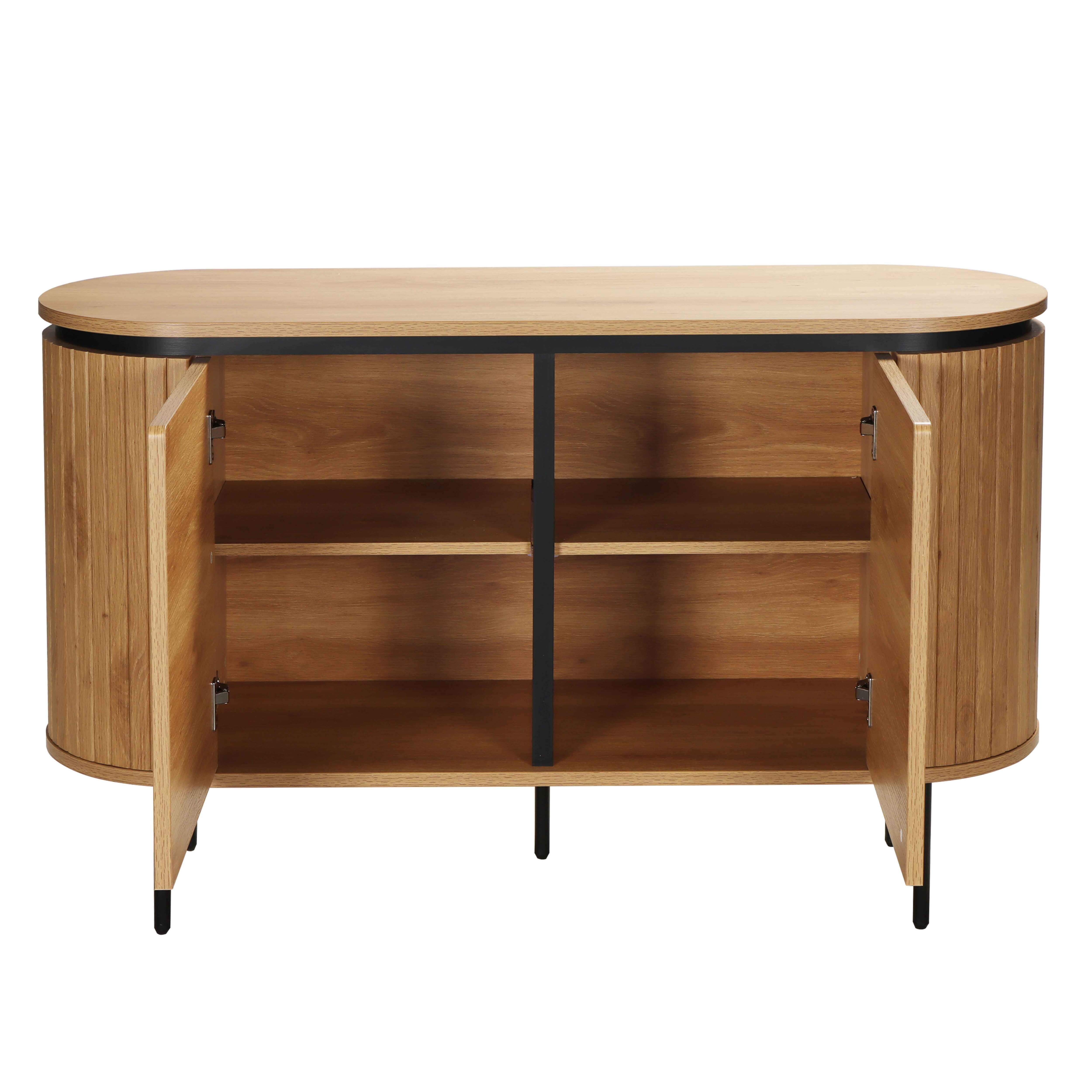 Holzschrank mit offenen Türen. Zwei Regale innen. Schwarze Beine und Zierleisten. Helle Holzfarbe.