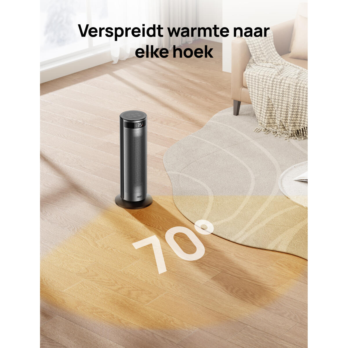 Een zwarte cilindrische kachel staat op een houten vloer, met een 70 graden grafiek. Een tapijt en een bank op de achtergrond.