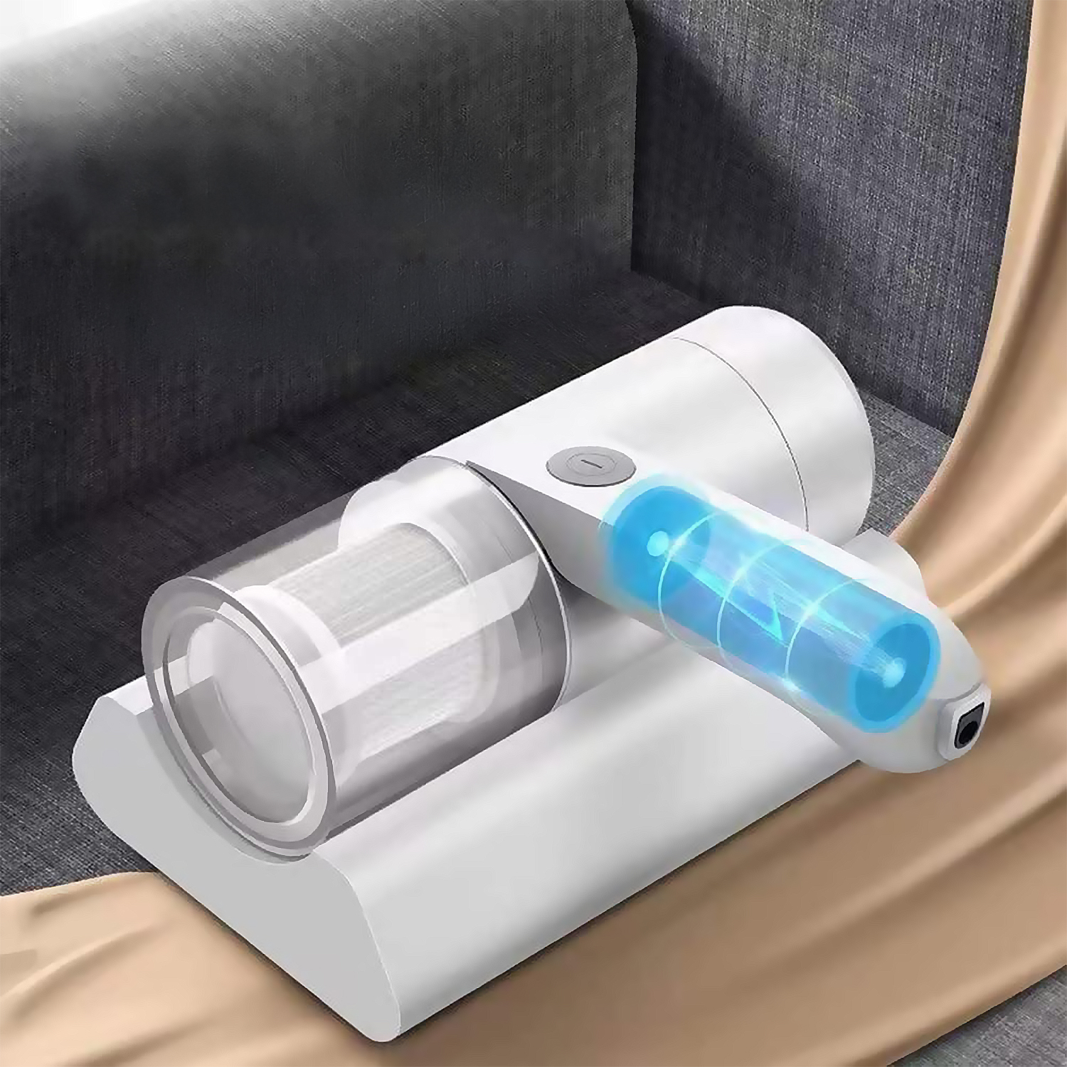 Un aspirapolvere portatile bianco e trasparente su una base bianca. È su un divano grigio accanto a un tessuto beige.