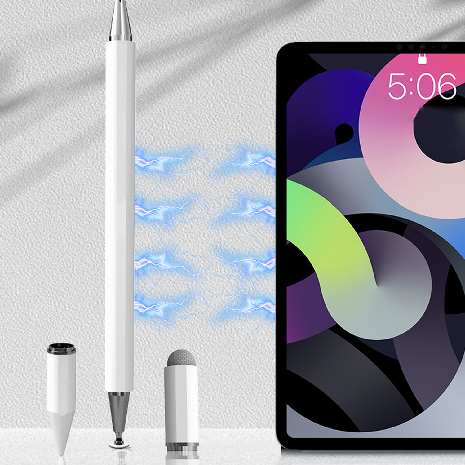 Ein weißer Stift und ein iPad mit farbenfrohem Bildschirm. Der Stift hat eine Spitze, eine Kappe und blaue Blitzgrafiken.
