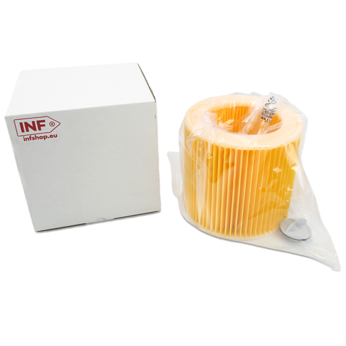 Filtr powietrza i białe pudełko na białym tle. Filtr jest pomarańczowy i w plastiku. Pudełko ma logo infshop.eu.