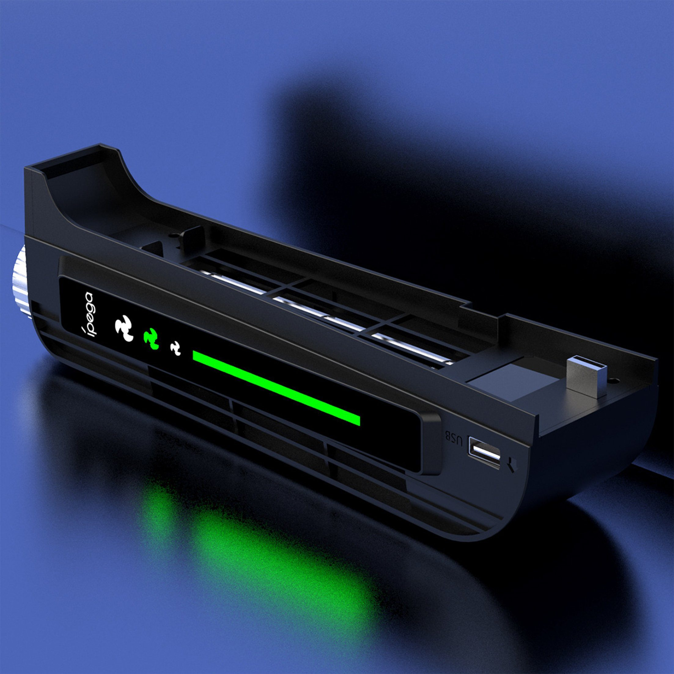 Ein schwarzes Ipega-Gerät mit grünen Lichtern, die die Stromversorgung anzeigen. Es hat einen USB-Anschluss und einen Ladeanschluss.