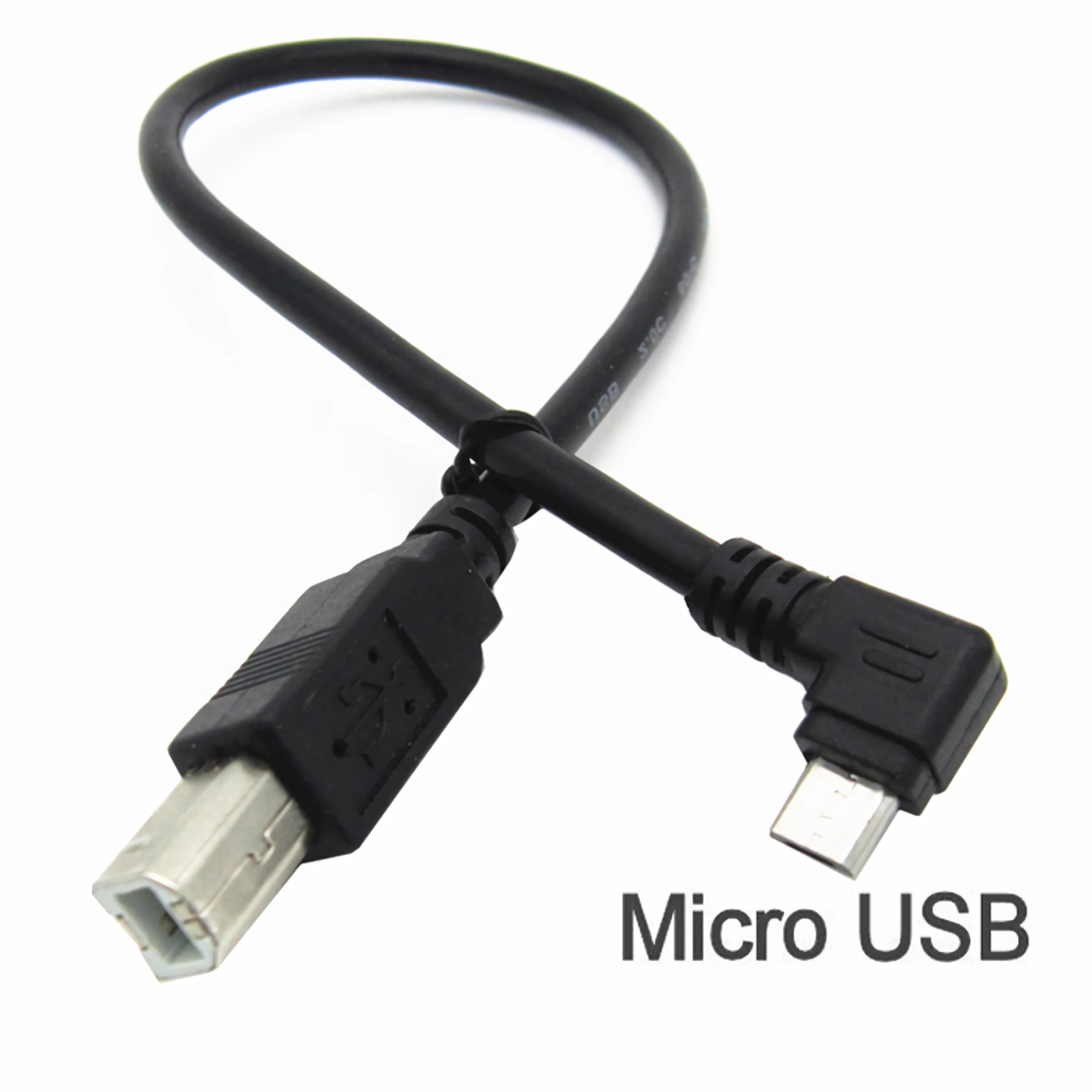 Ein schwarzes USB-Kabel mit einem Standard-USB-Anschluss und einem Micro-USB-Anschluss. Der Hintergrund ist weiß.