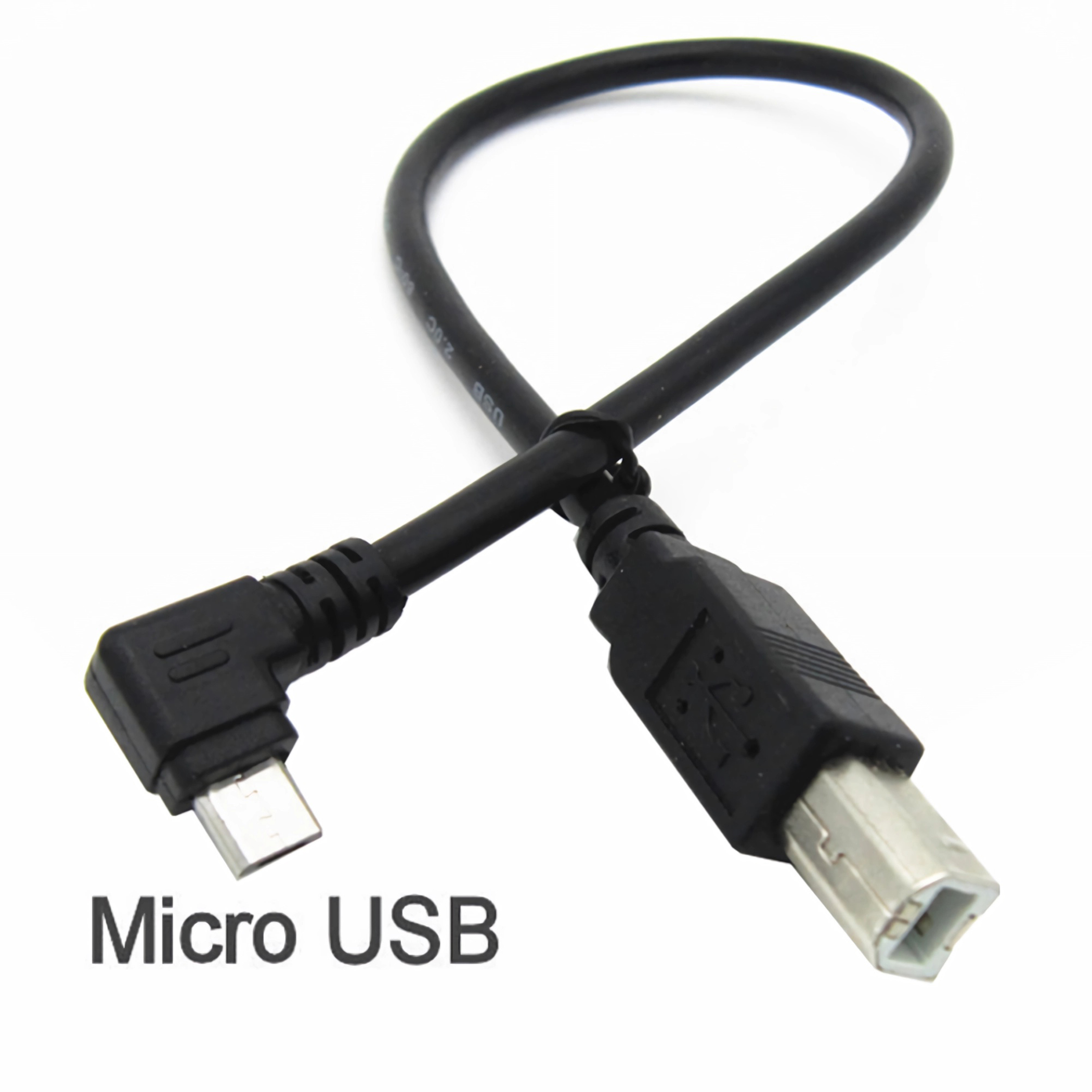 Ein schwarzes Micro-USB-Kabel liegt auf weißem Untergrund. Es hat zwei Stecker, einen Micro- und einen Standard-USB.
