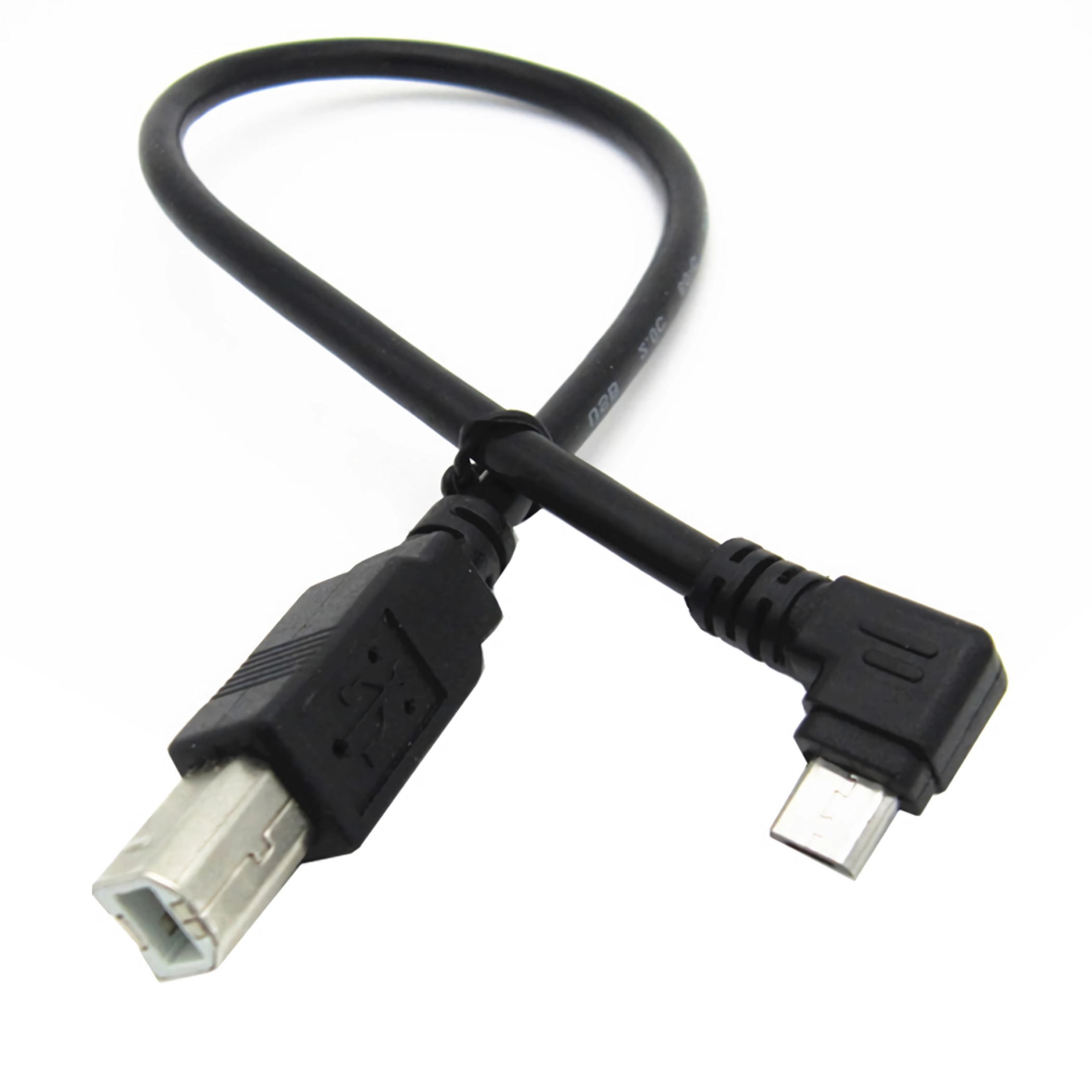 Ein schwarzes USB-Kabel mit zwei Anschlüssen. Einer ist USB-A, der andere Micro-USB. Der Hintergrund ist weiß.