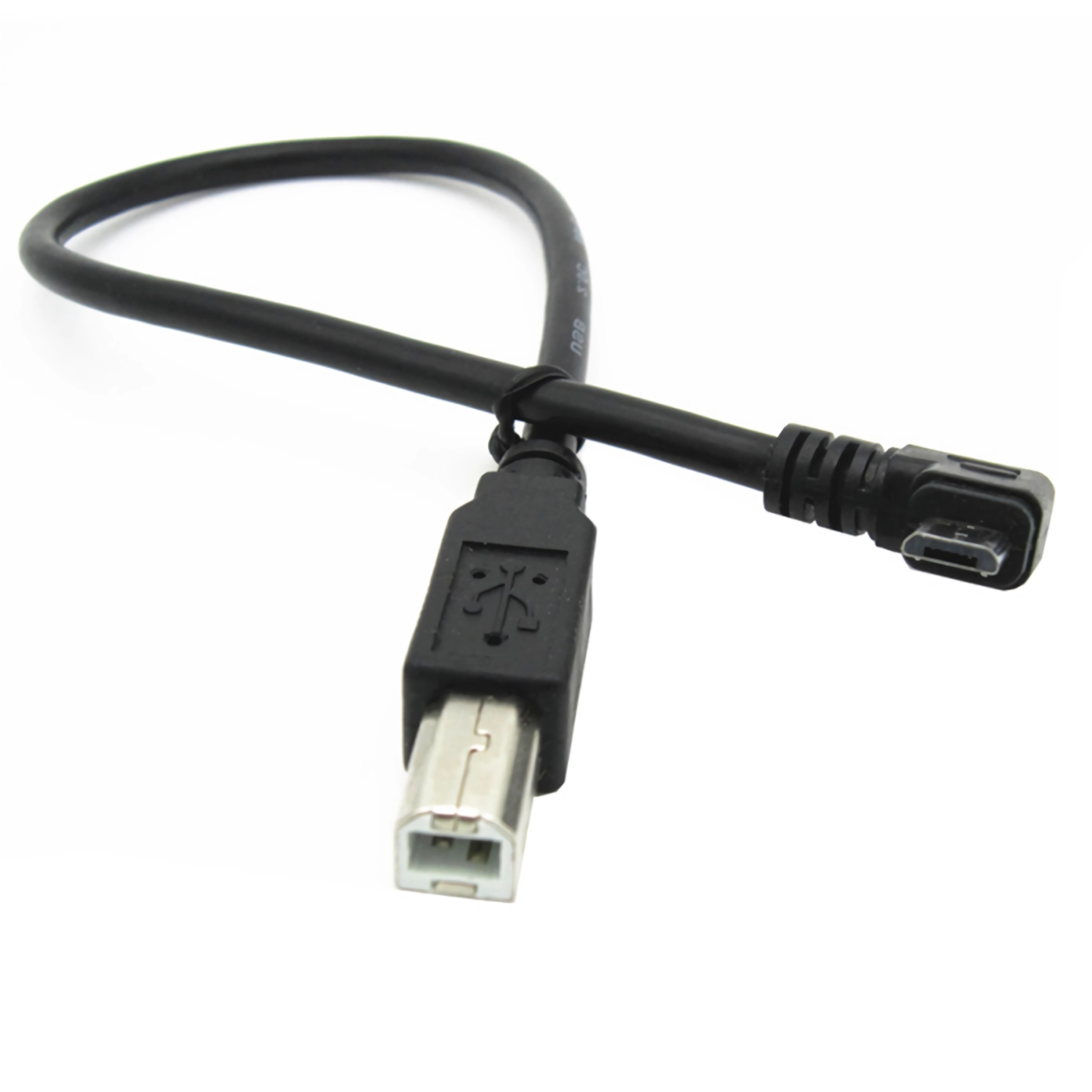 Ein schwarzes USB-Kabel mit einem Standard-USB-Anschluss und einem Micro-USB-Anschluss. Weißer Hintergrund.