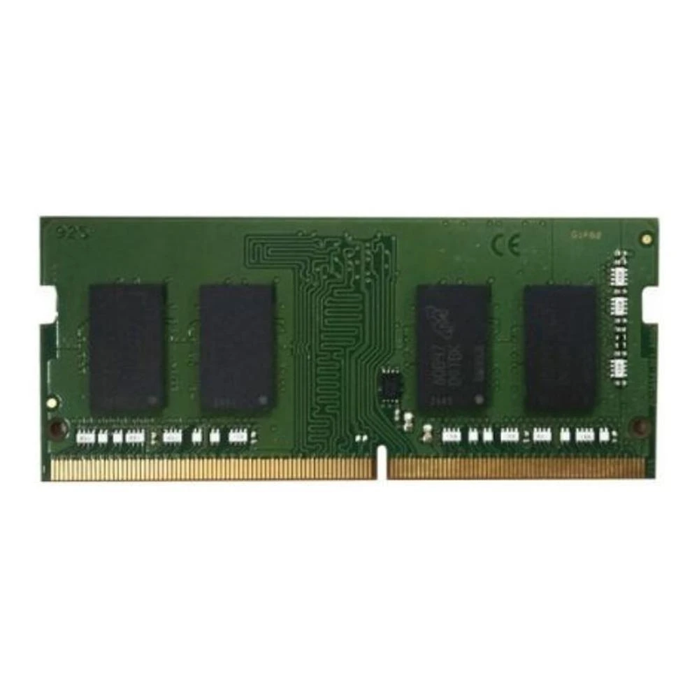 Un modulo RAM verde con quattro chip neri, pin dorati in basso e tracce di circuito. Lo sfondo è bianco.