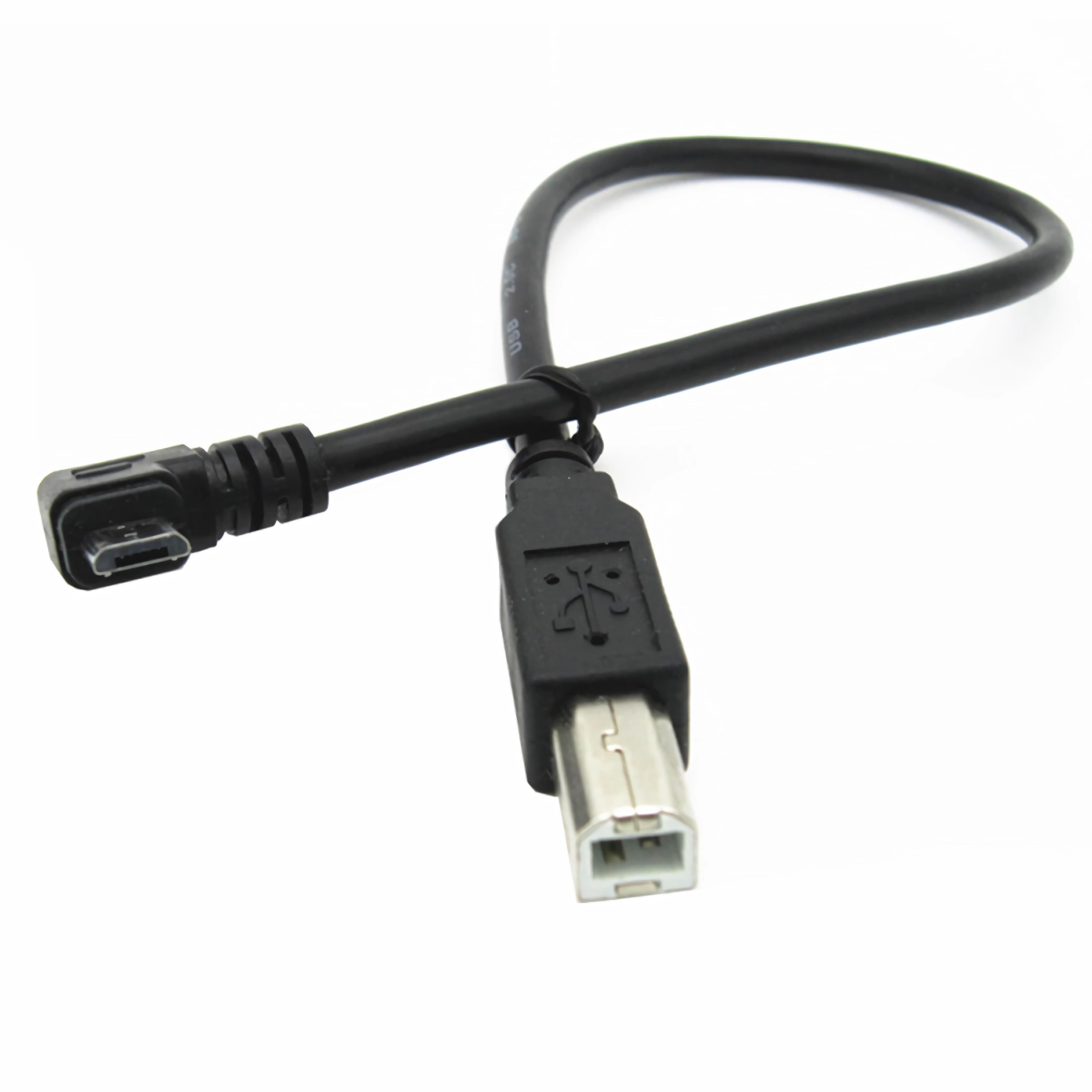 Ein schwarzes USB-Kabel mit einem Micro-USB-Anschluss an einem Ende und einem USB-B-Anschluss am anderen, vor weißem Hintergrund.