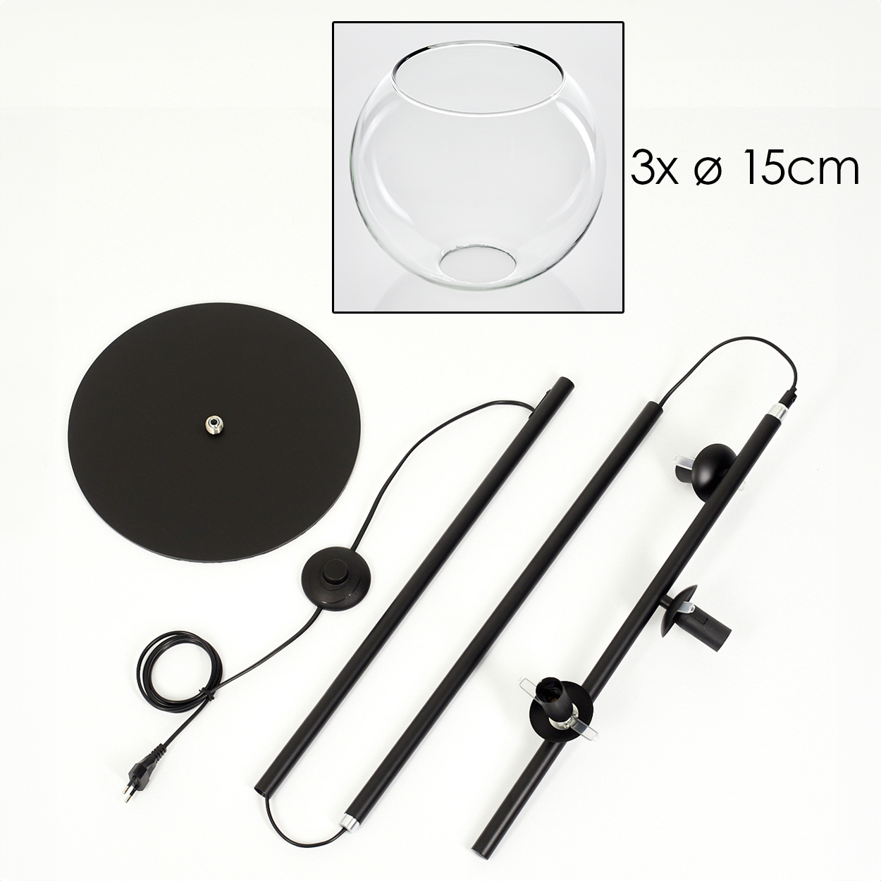 Zerlegte schwarze Stehlampe. Enthält einen runden Sockel, zwei lange schwarze Stangen, einen Fußschalter und einen klaren Glasschirm.