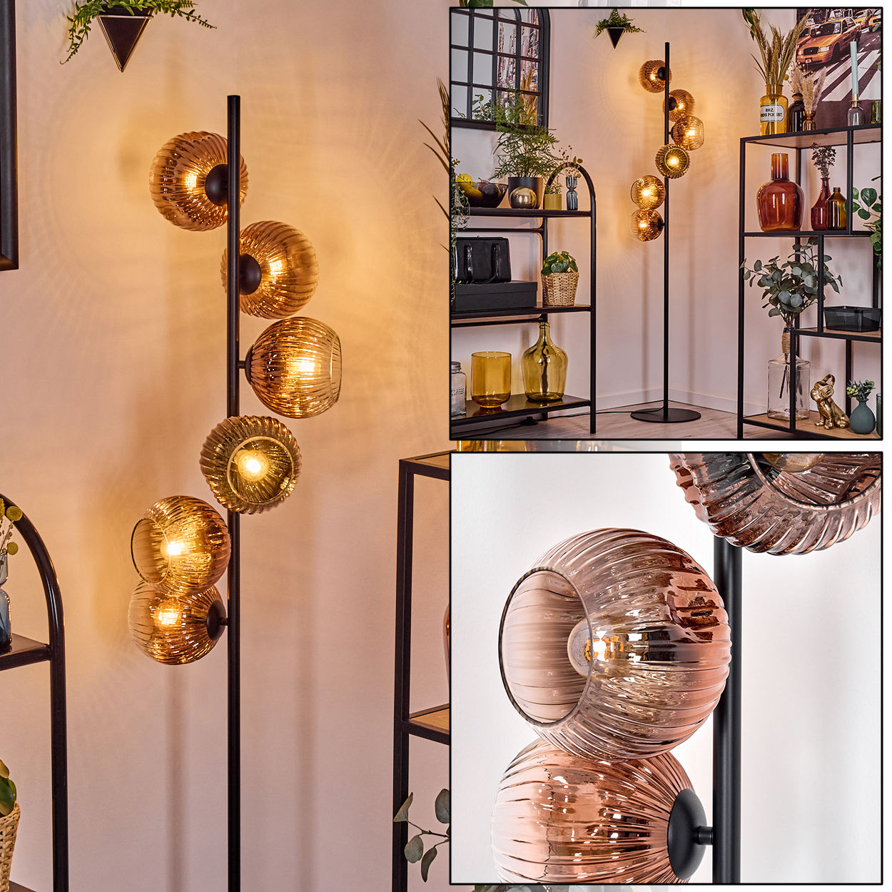 Eine moderne Stehlampe mit sechs bernsteinfarbenen Glaskugeln. Schwarzer Metallrahmen. Regale mit Dekoration im Hintergrund.