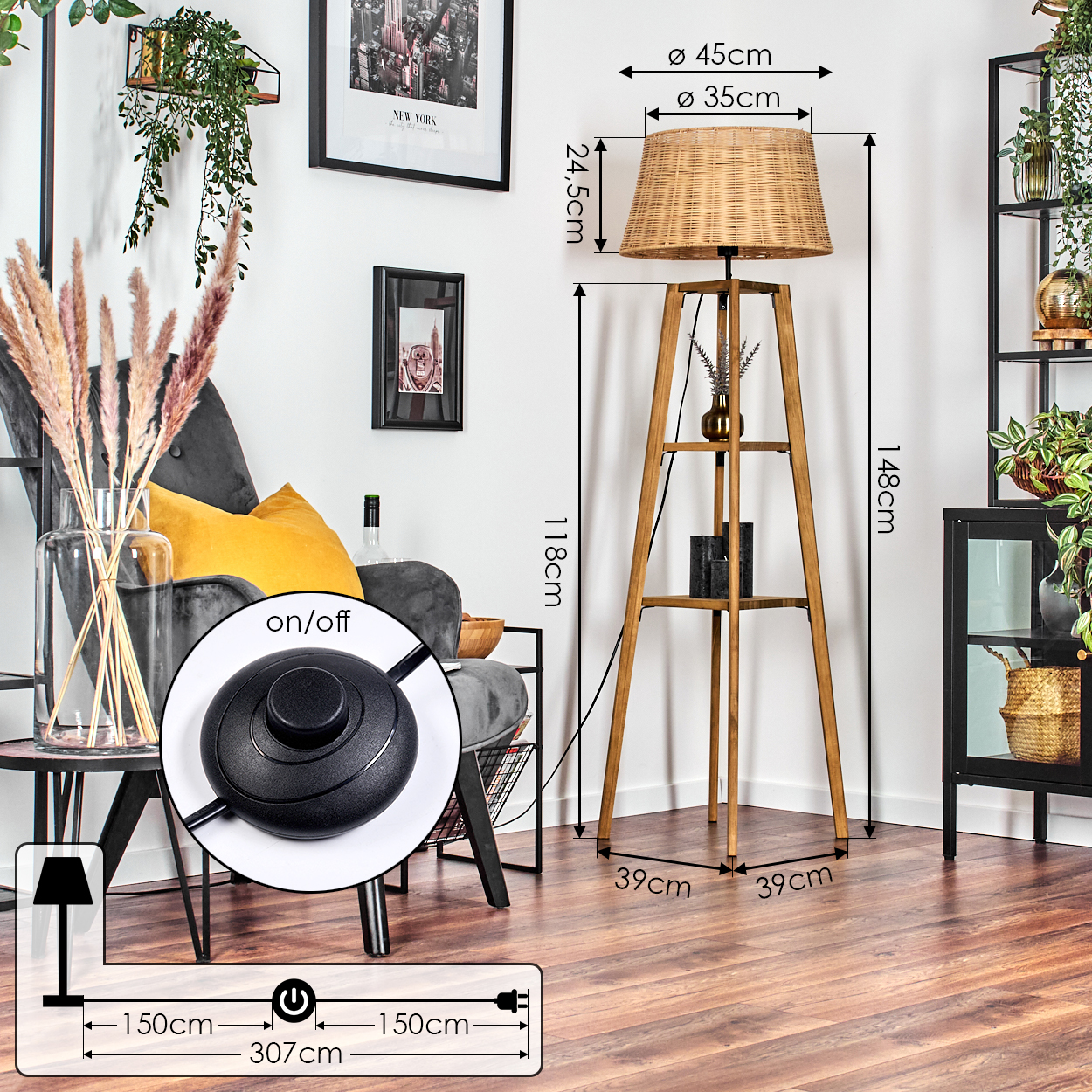 Ein Raum mit einer Holzlampe, einem grauen Stuhl, einem Tisch und einem schwarzen Regal. Maße sind angegeben.