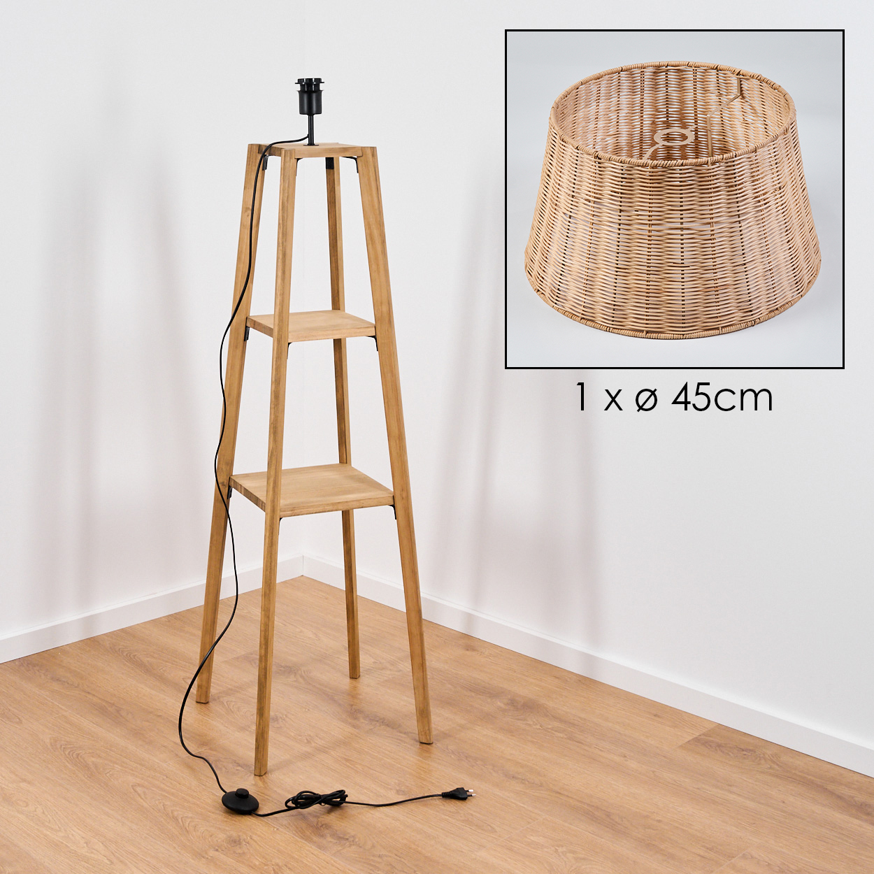 Holzlampe mit drei Ablagen, schwarzem Kabel und Lampenschirm. Lampenschirm hat 45 cm Durchmesser. Weiße Wand und Holzfußboden.