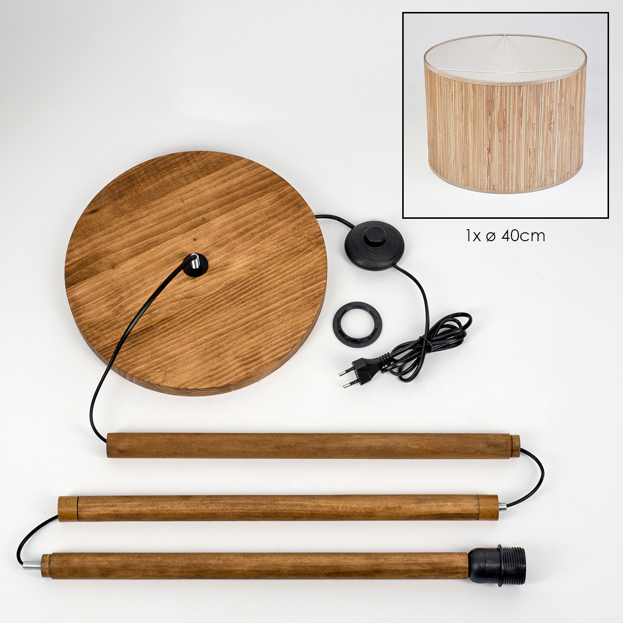 Zerlegte Stehlampe mit Holzsockel, Stäben, Lampenschirm und elektrischen Komponenten auf weißer Oberfläche.