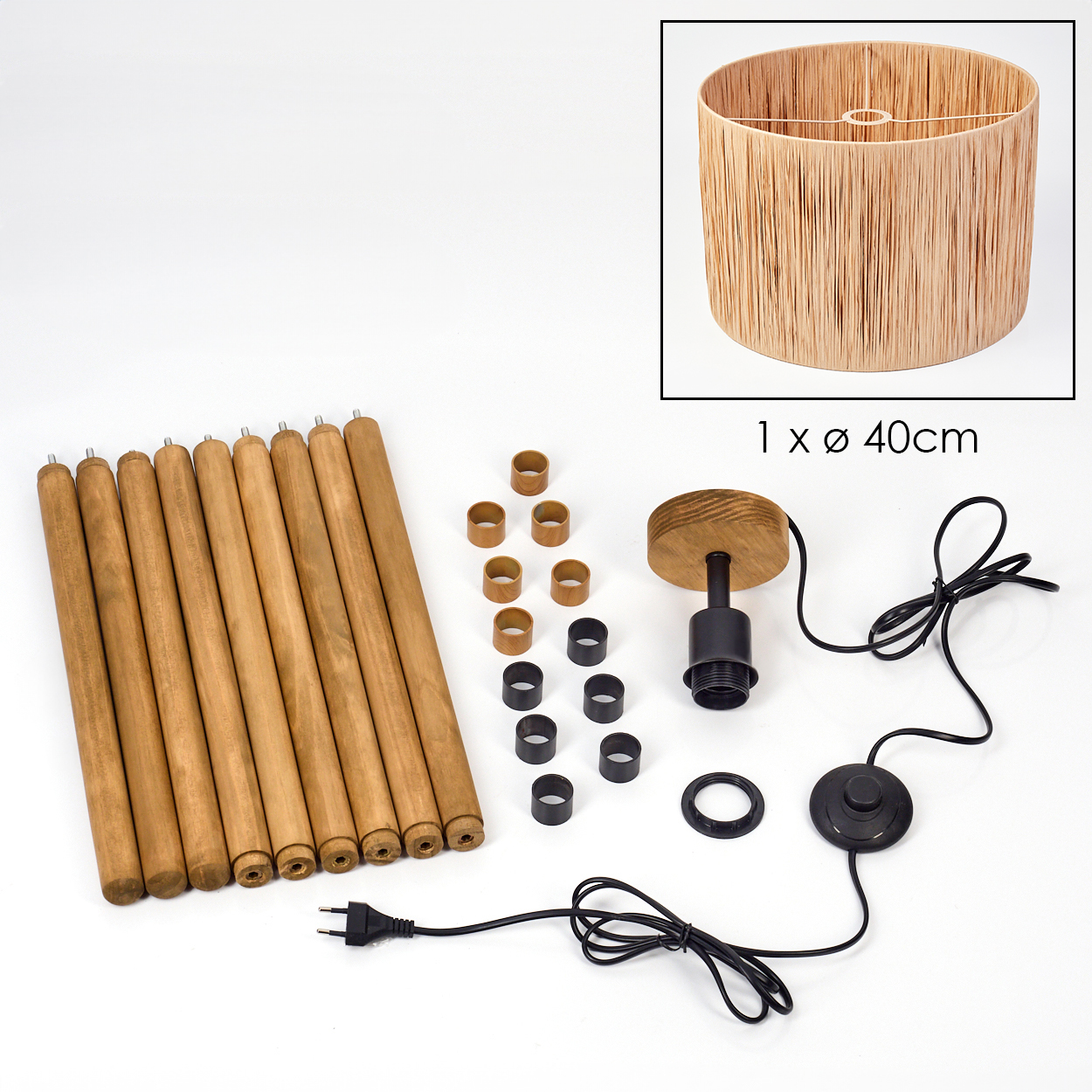 Lampenbauteile: Holzbeine, Lampenschirm, Sockel, Fassung, Ringe und Kabel. Der Lampenschirm hat 40 cm. Alles auf weißem Untergrund.