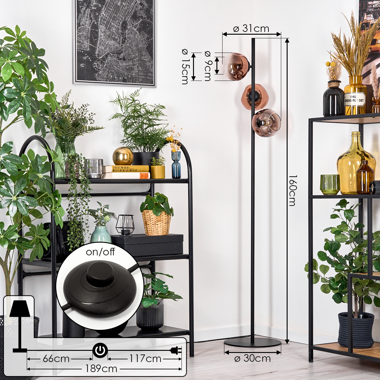 Ein modernes Wohnzimmer mit einer schwarzen Stehlampe mit drei kugelförmigen Schirmen. Regale mit Pflanzen, Dekor und einer New York-Karte.