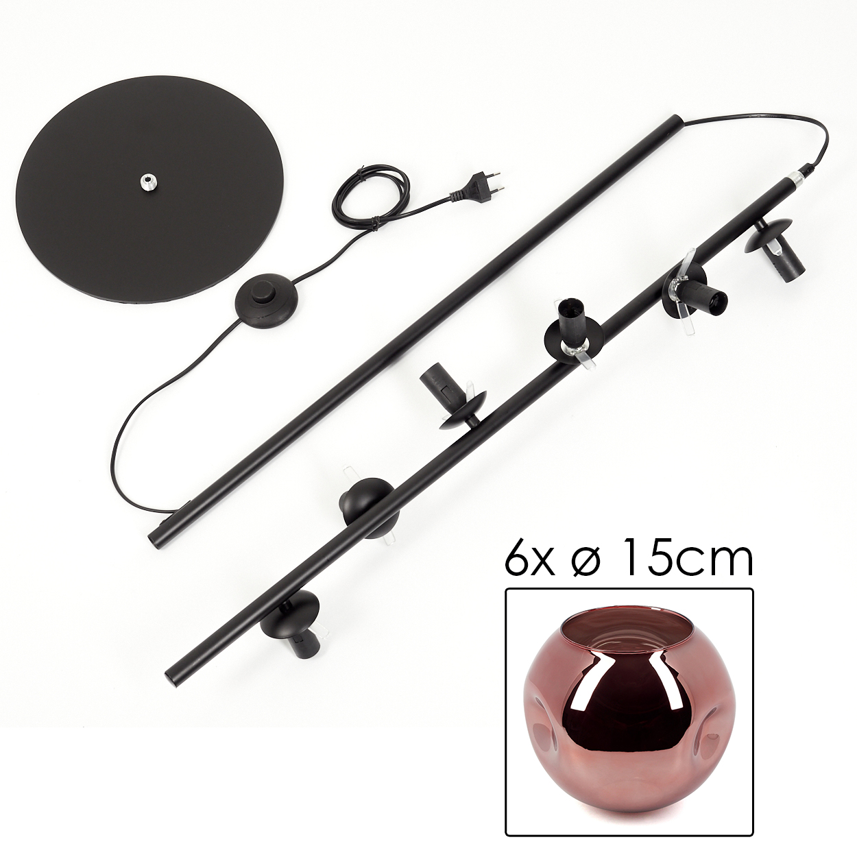 Schwarze Lampenteile: Sockel, Stangen, Halterungen und Stecker. Eine kleine, runde, kupferfarbene Vase ist zu sehen.
