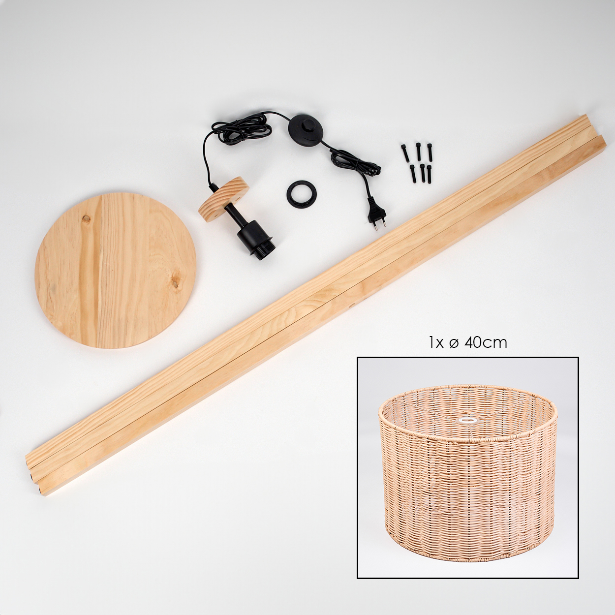 Ein zerlegter Lampenbausatz auf Weiß. Enthält Holzteile, elektrische Komponenten und einen gewebten Lampenschirm.