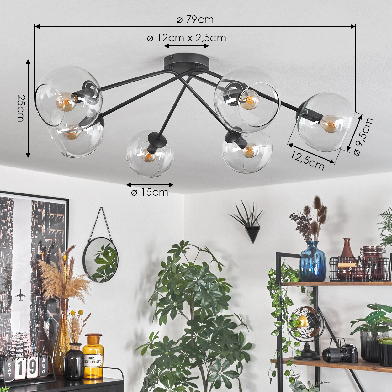 Eine moderne Deckenlampe mit sechs Glaskugeln. Sie befindet sich in einem Raum mit Pflanzen und Dekorationen. Maße sind im Bild angegeben.