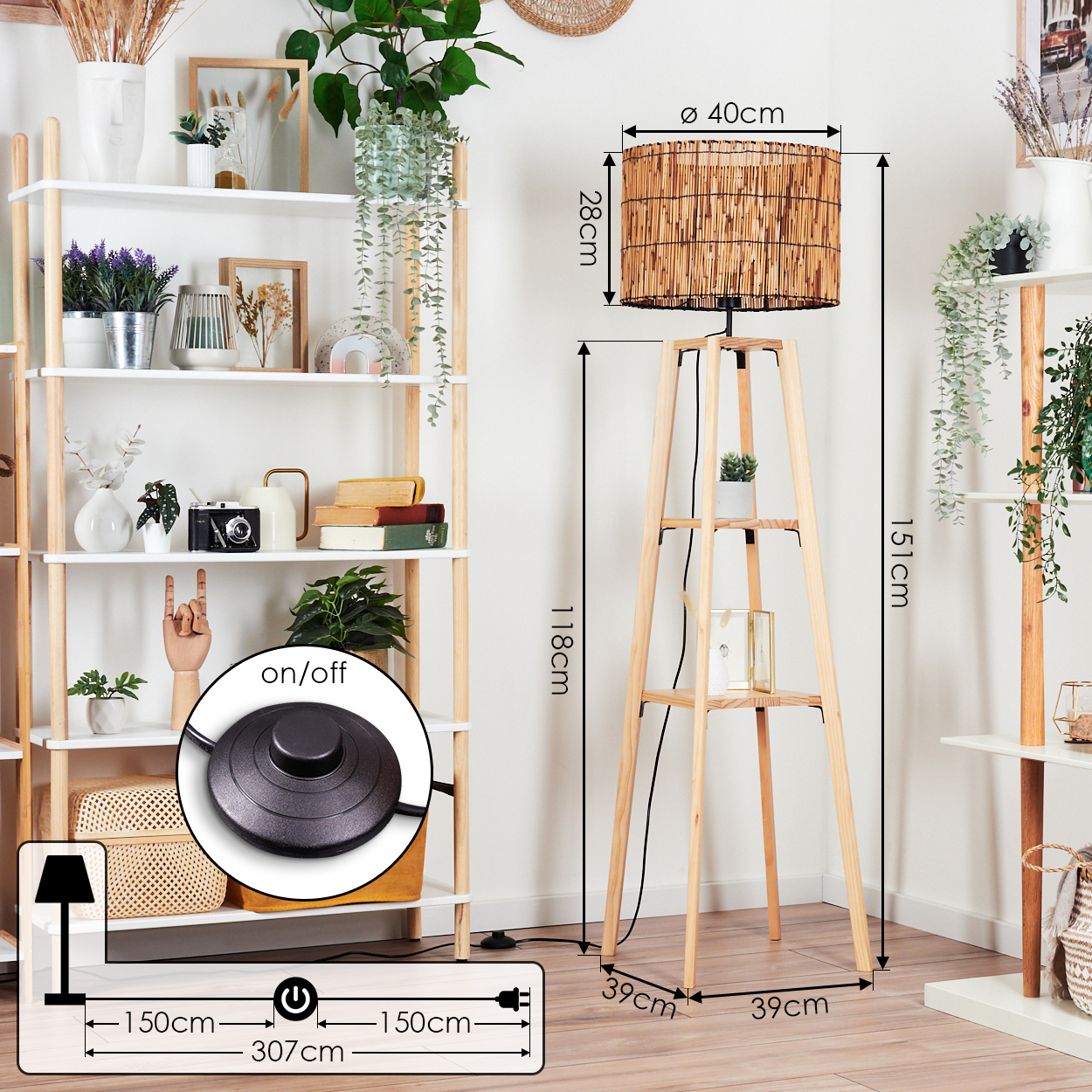 Eine Holz-Stehlampe mit gewebtem Lampenschirm, Regalen und Fußschalter wird gezeigt, umgeben von dekorativen Regalen und Pflanzen.