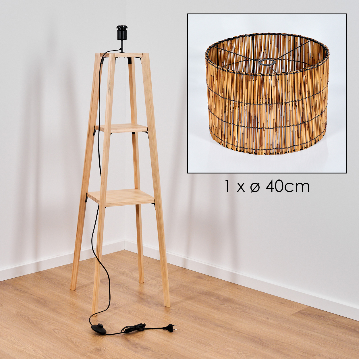Eine Holzlampe mit zwei Regalen und einem schwarzen Kabel. Ein Lampenschirm aus Bambus wird in der Ecke mit der Aufschrift: 1 x ø 40cm gezeigt.