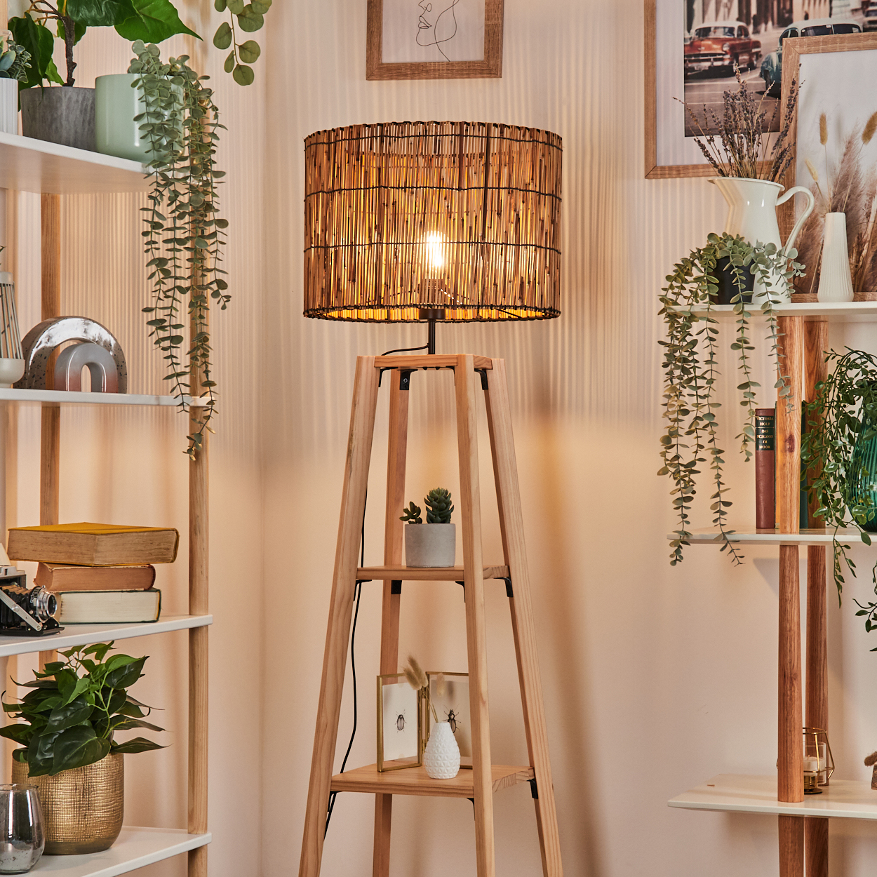 Eine Stehleuchte aus Holz mit gewebtem Schirm steht in einem Raum. Regale mit Pflanzen und Dekor befinden sich auf beiden Seiten der Lampe.