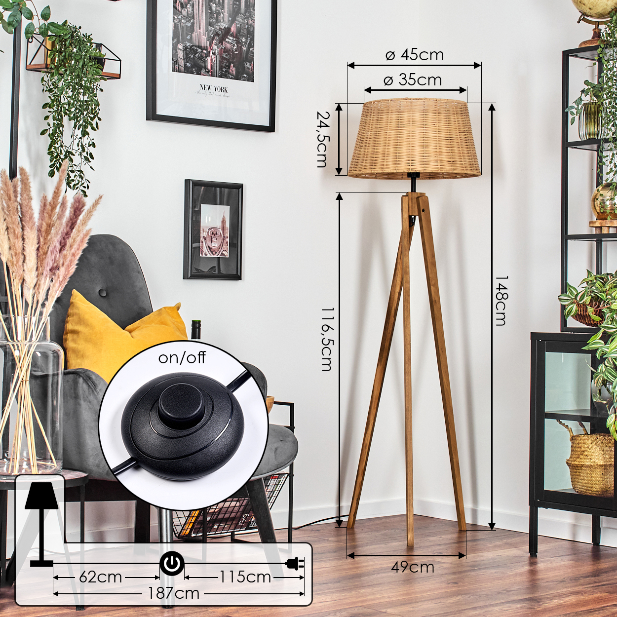 Eine Stehlampe mit gewebtem Lampenschirm steht auf Holzbeinen. Ein Bild mit schwarzem Rahmen hängt an der weißen Wand. Ein/Aus-Schalter auf dem Boden.