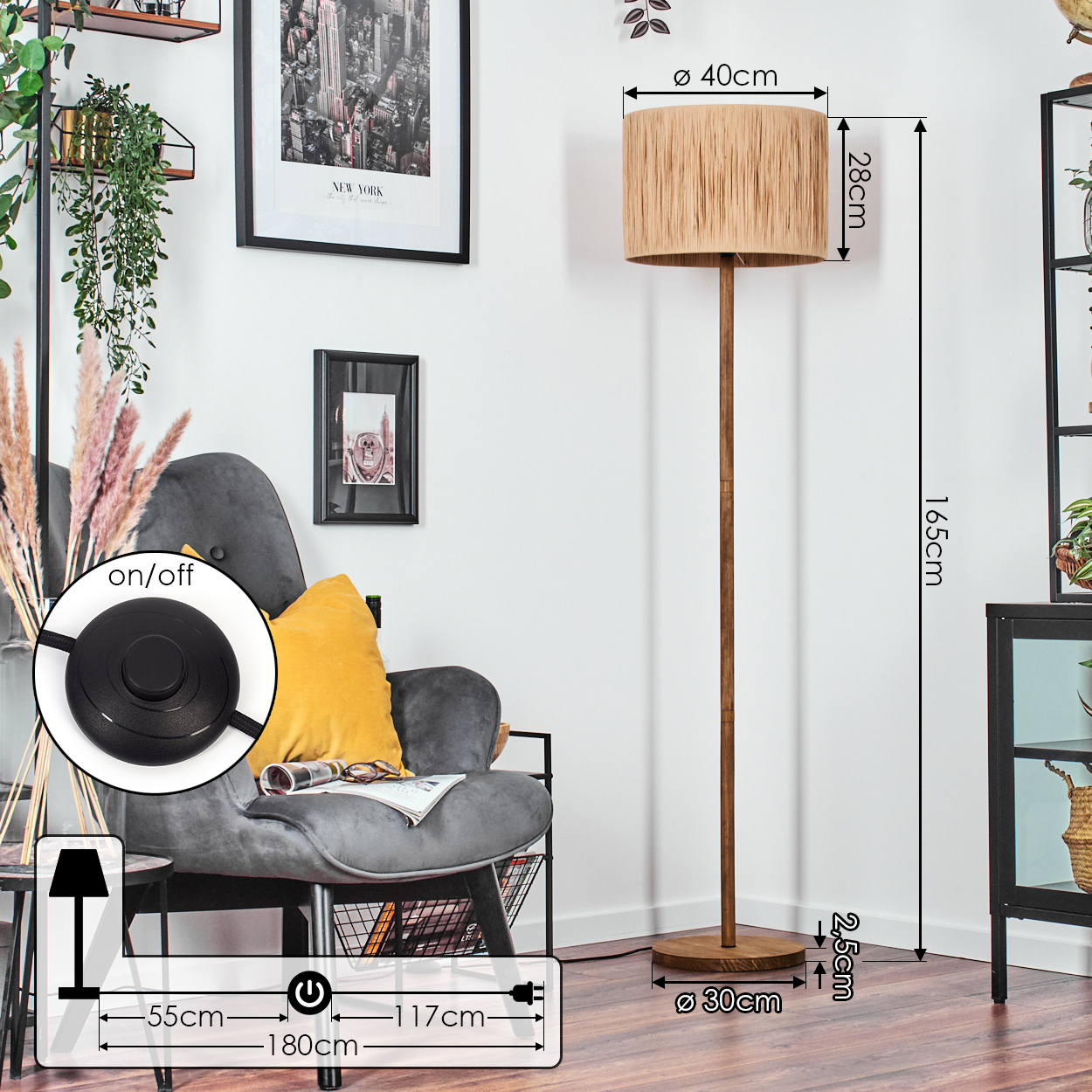 Ein Raum mit Stehlampe, Sessel und Dekorationen. Ein New York-Bild und ein kleiner Rahmen an der Wand.
