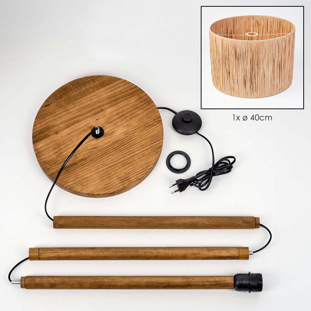 Zerlegte Holzbodenlampenteile. Enthält Sockel, Stangen, Schirm und elektrische Komponenten. Schirm ist beige, 40 cm Durchmesser.