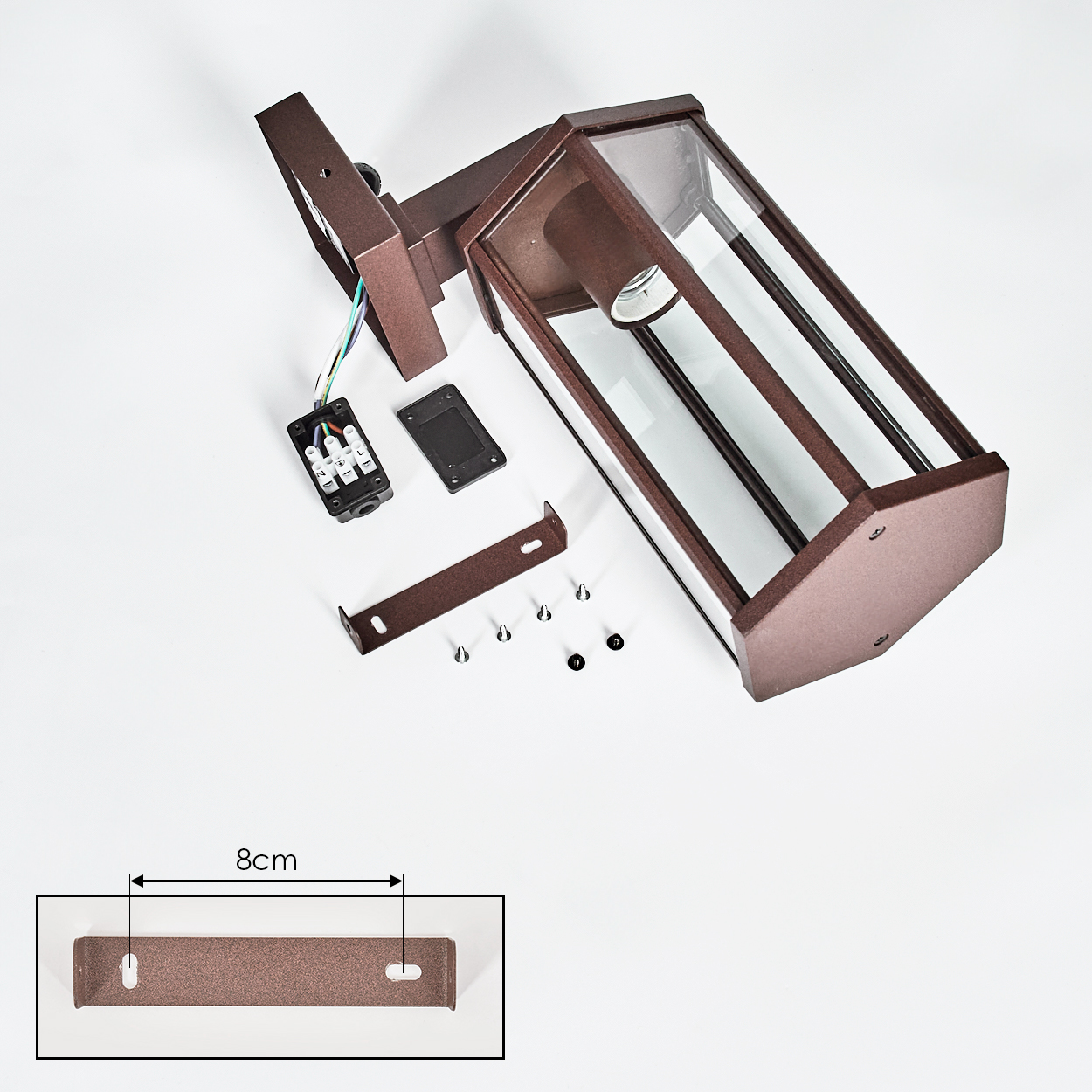 Eine zerlegte braune Außenlampe mit Glasscheiben und Montagematerial auf weißem Untergrund. Eine 8 cm lange Halterung wird unten gezeigt.