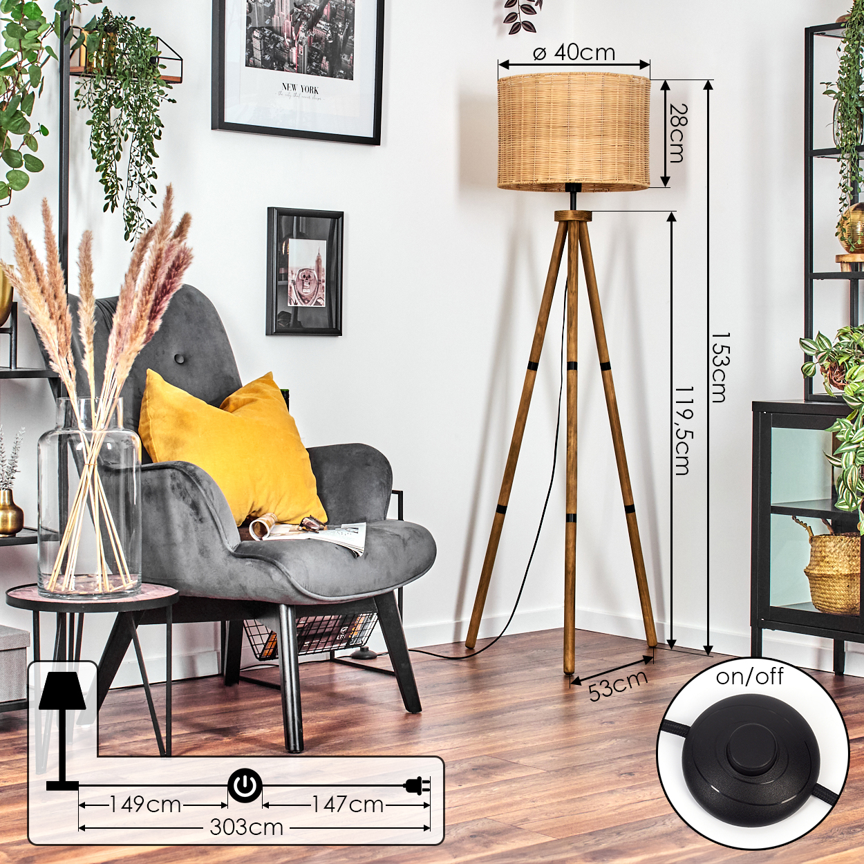 Ein Raum mit grauem Sessel, Stehlampe mit Korbschirm und Deko-Pflanzen. An der Wand hängt ein New York-Bild.