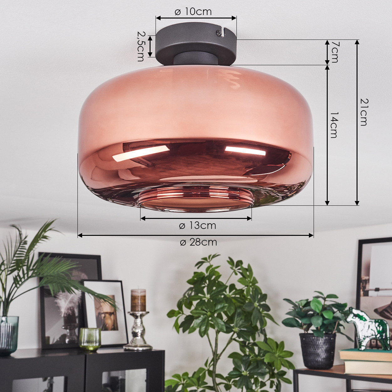 Eine kupferfarbene Deckenlampe mit Maßen und ein dekorativer Wohnzimmerhintergrund mit Pflanzen und Möbeln.