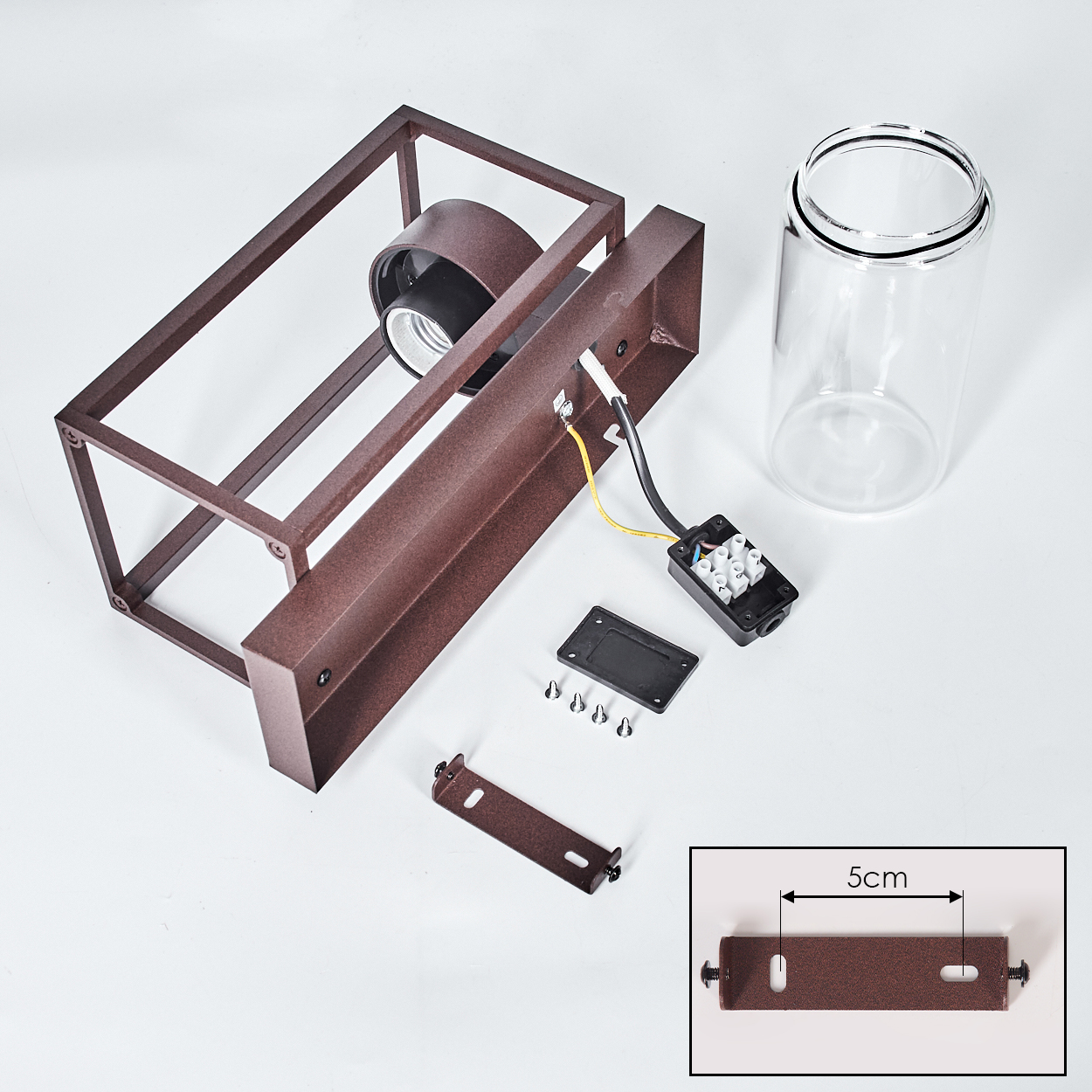 Zerlegte Außenleuchte, brauner Metallrahmen, Glaskörper, elektrische Komponenten und Montagehalterung auf weißer Oberfläche.