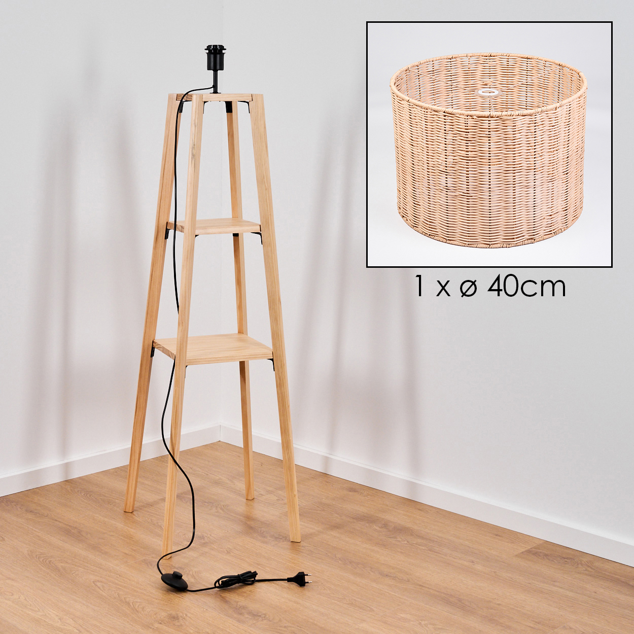 Holzlampe mit Rattanschirmen. Die Lampe hat zwei Regale und ein schwarzes Kabel. Der Lampenschirm ist 40 cm groß.