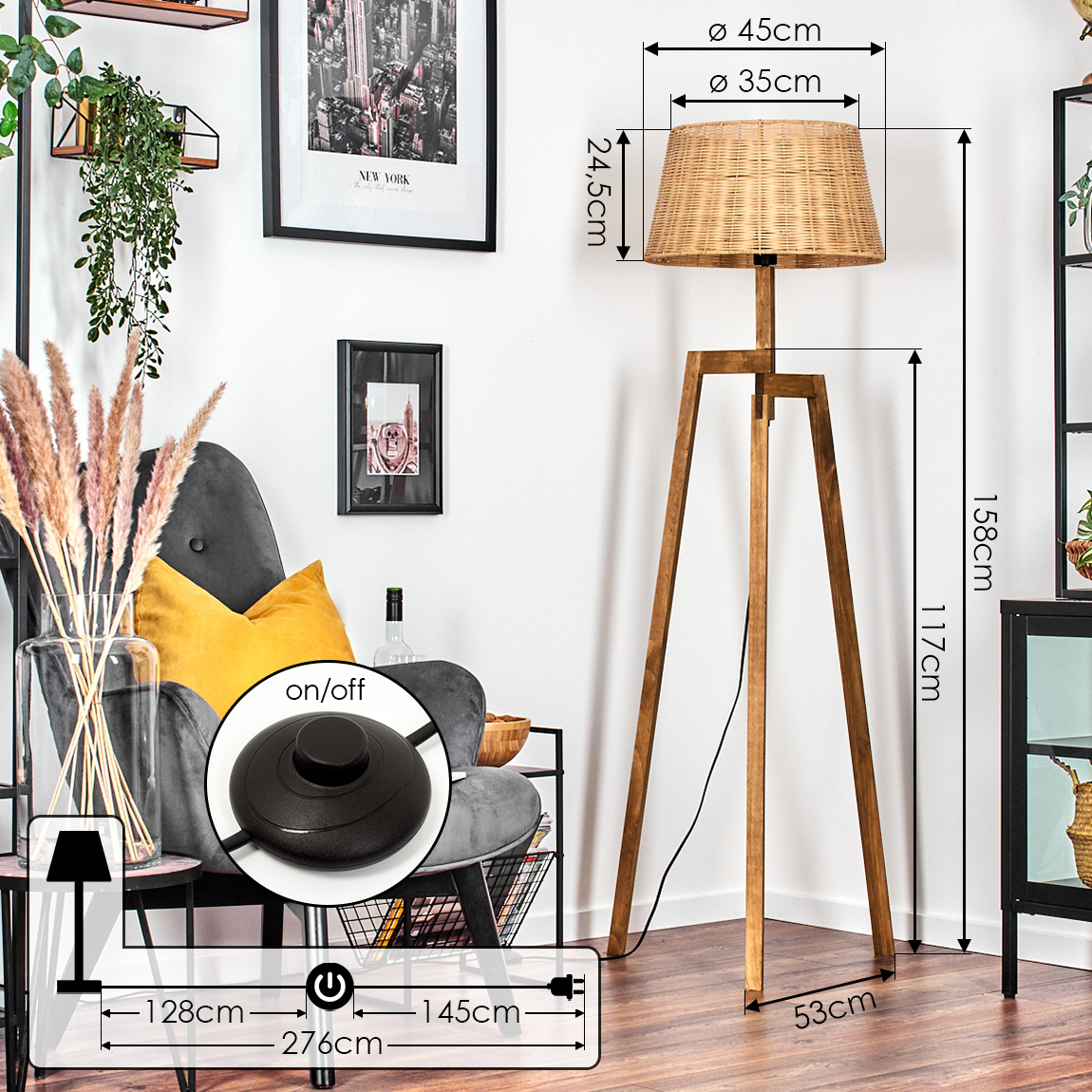 Eine hölzerne Stativ-Stehlampe mit gewebtem Lampenschirm steht in einem Raum. Ein grauer Sessel und ein New York-Poster sind im Hintergrund.