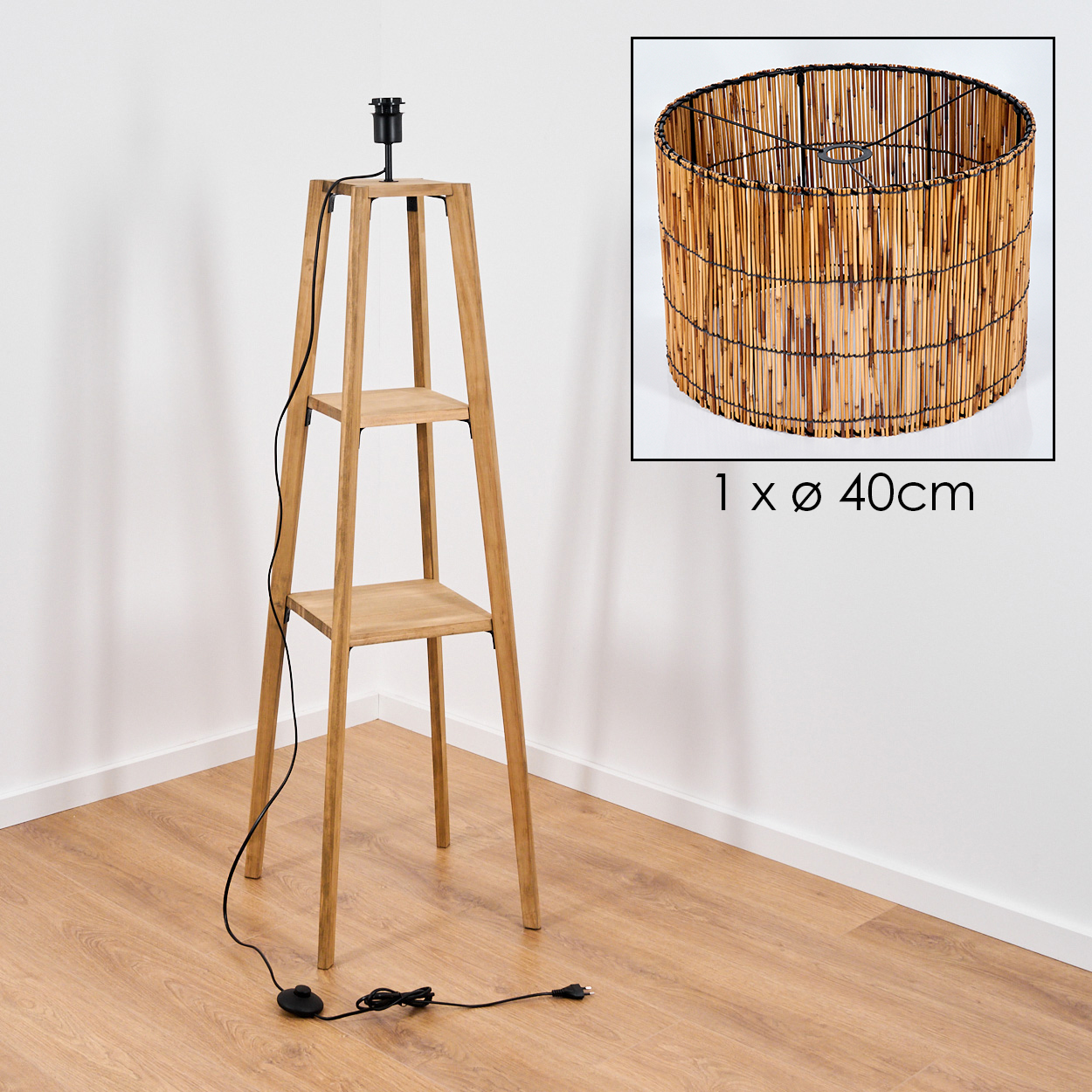 Holz-Stehlampe mit drei Ablagen. Ein Lampenschirm wird in einem quadratischen Einsatz angezeigt. Der Lampenschirm besteht aus Bambus.
