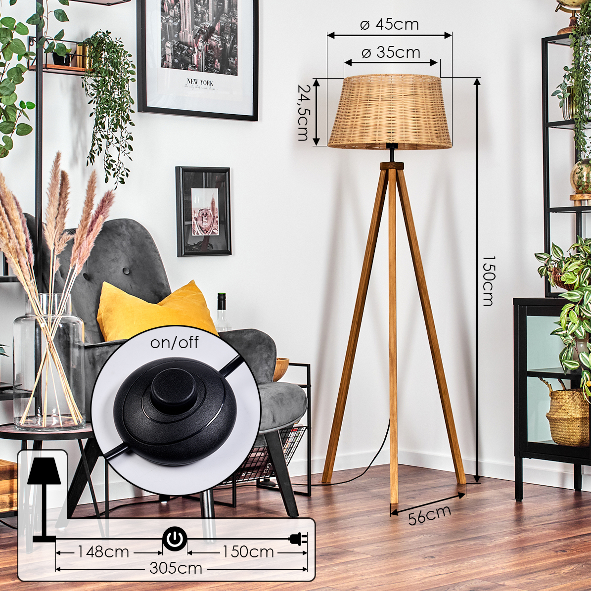 Ein Raum mit einer hölzernen Stativlampe, einem grauen Sessel mit gelbem Kissen und Pflanzen im Hintergrund.