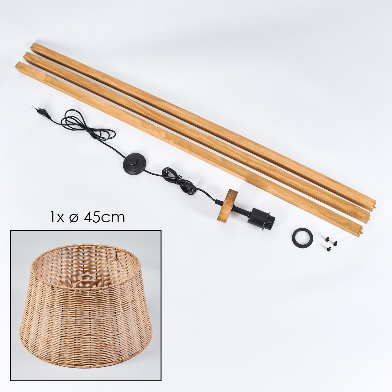 Zusammengebaute Lampenteile: Holzstangen, Lampenschirm, schwarze elektrische Komponenten und Schrauben. Lampenschirm ist aus Korb, Durchmesser 45cm.