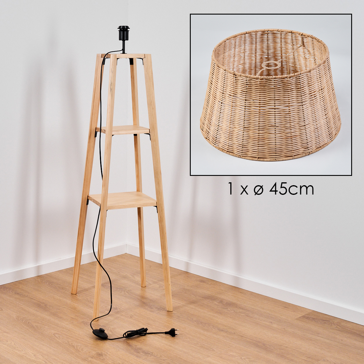 Holz-Stehlampe mit zwei Ablagen. Geflochtener Lampenschirm rechts. Schwarzes Kabel und Stecker. Weiße Wände und Holzboden.